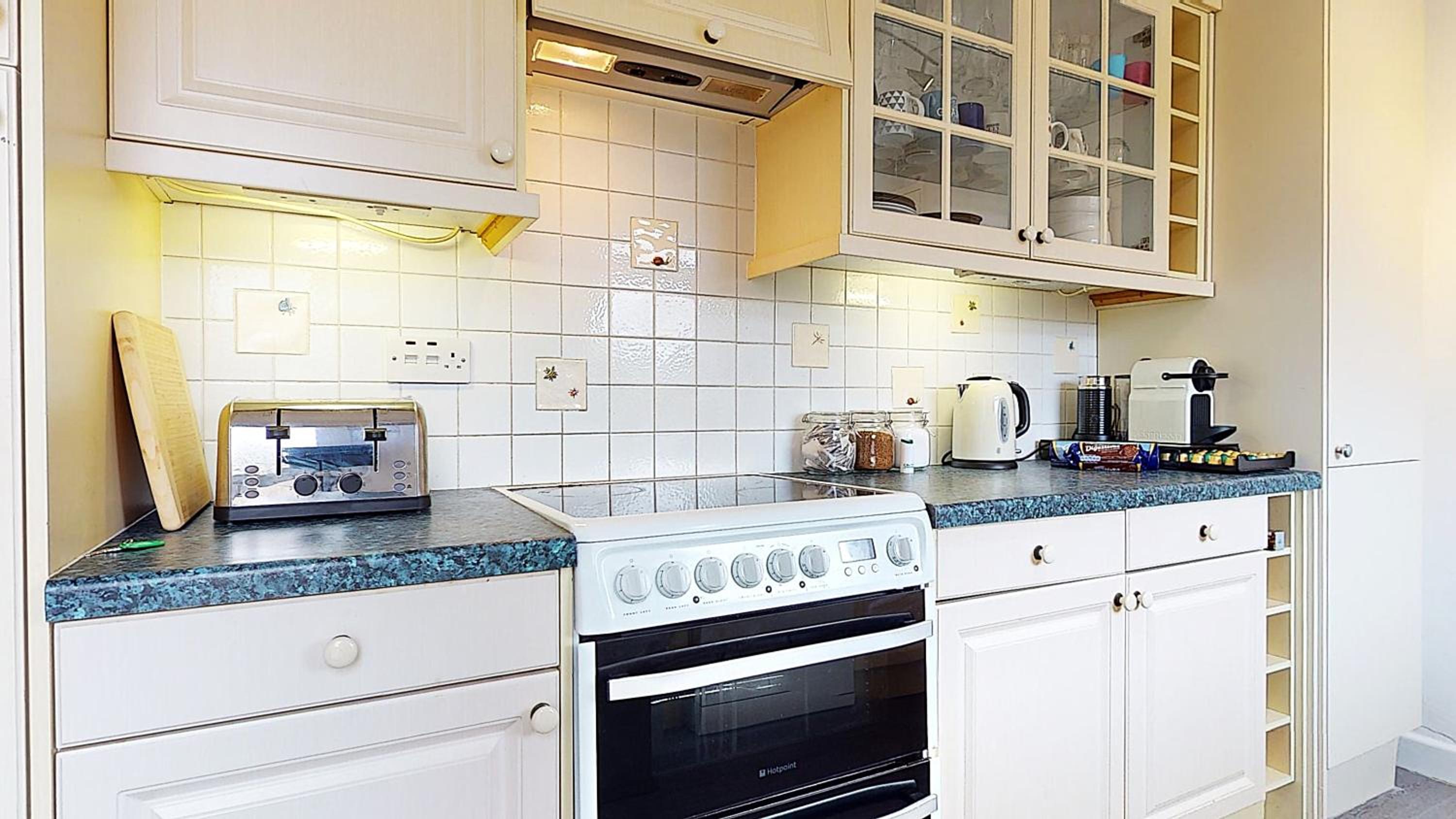 Sleeps 10, Free parking, close to Science Park, King size bed