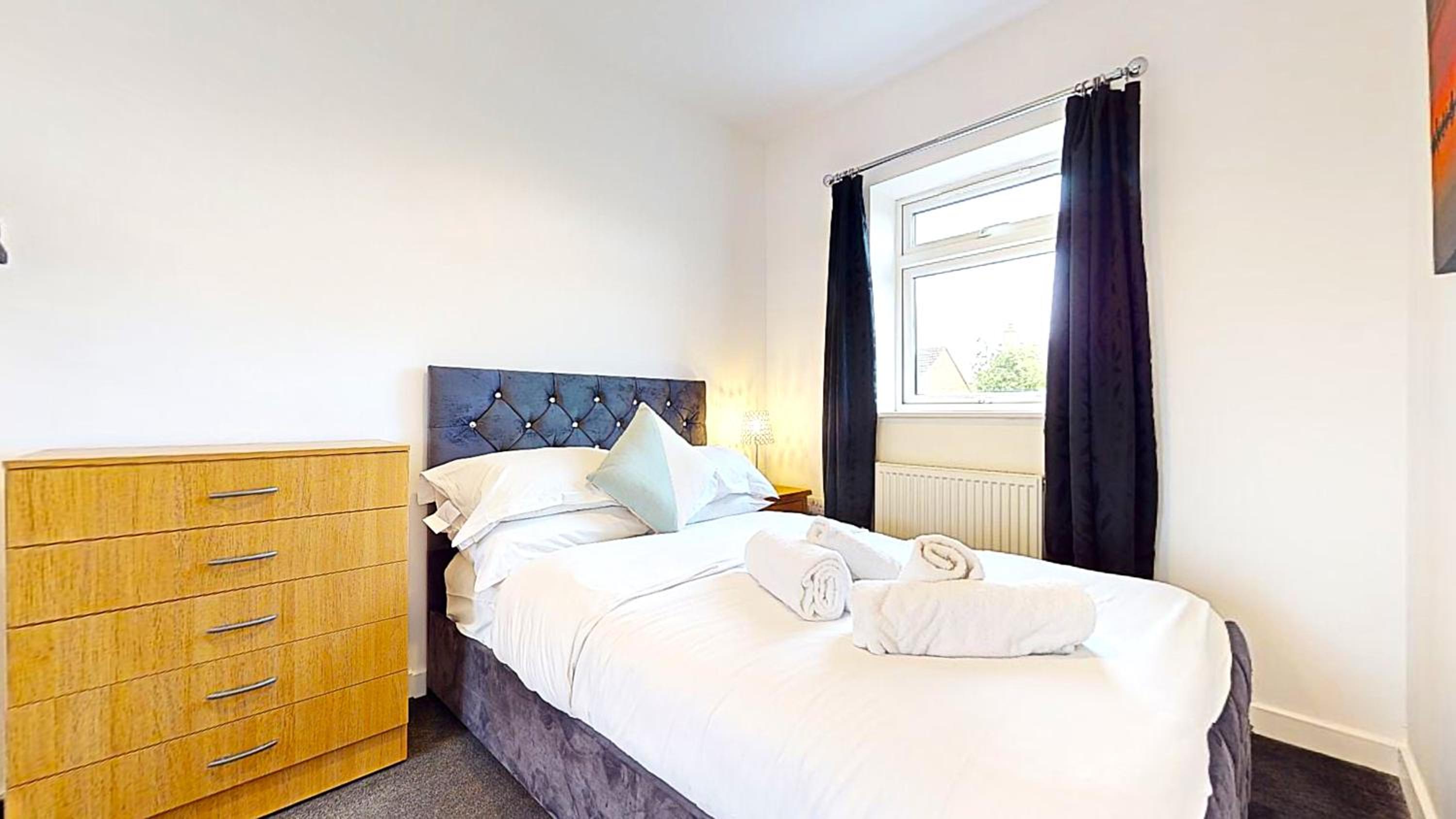 Sleeps 10, Free parking, close to Science Park, King size bed