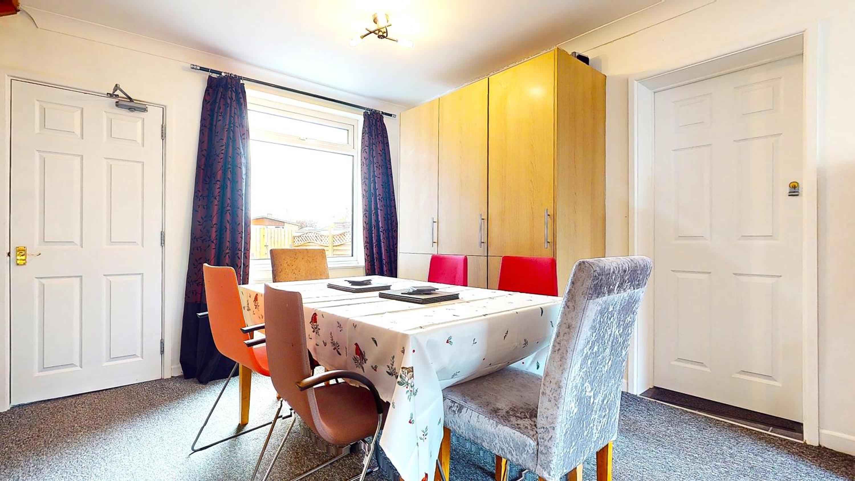 Sleeps 10, Free parking, close to Science Park, King size bed