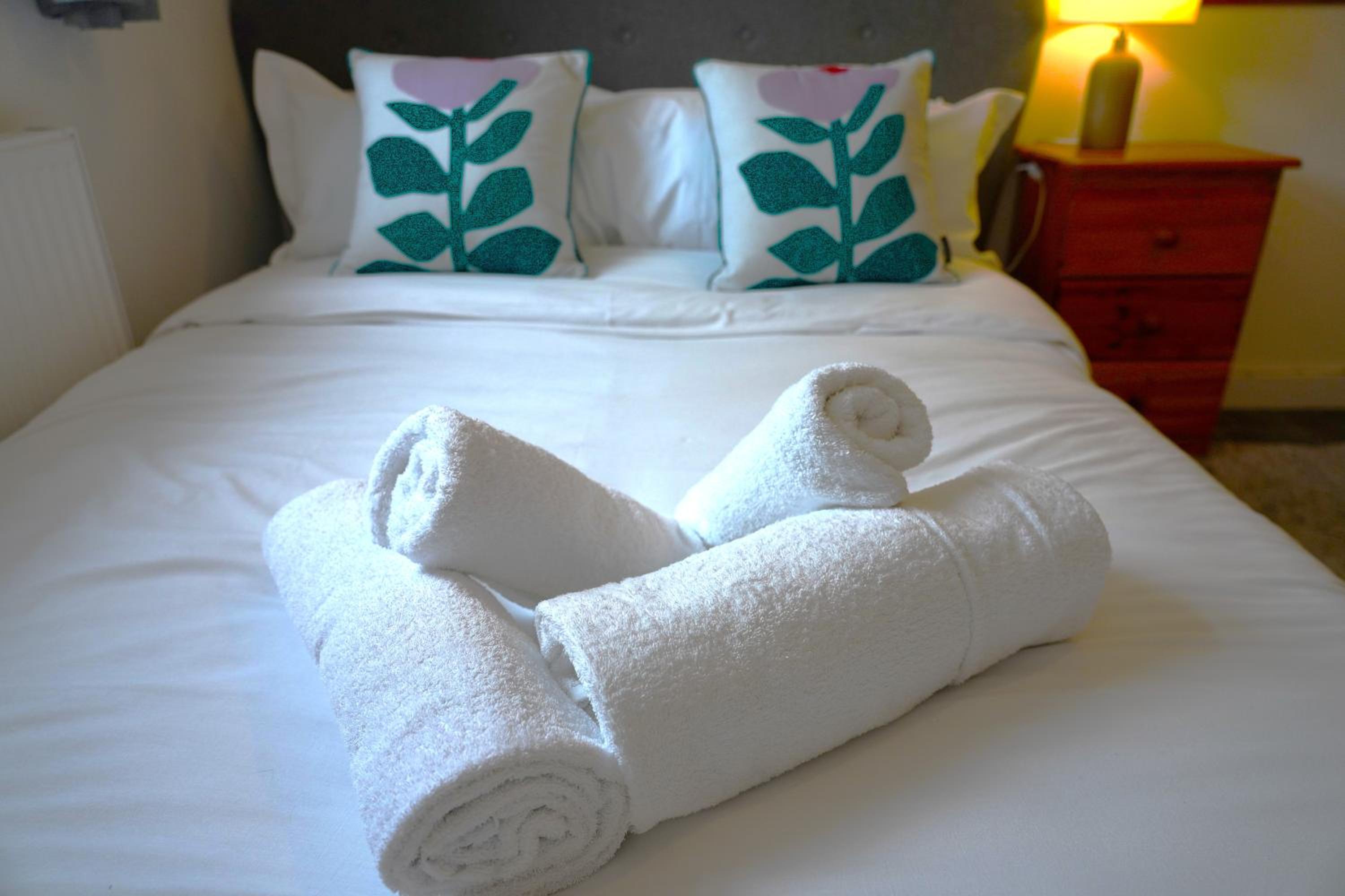 Sleeps 10, Free parking, close to Science Park, King size bed