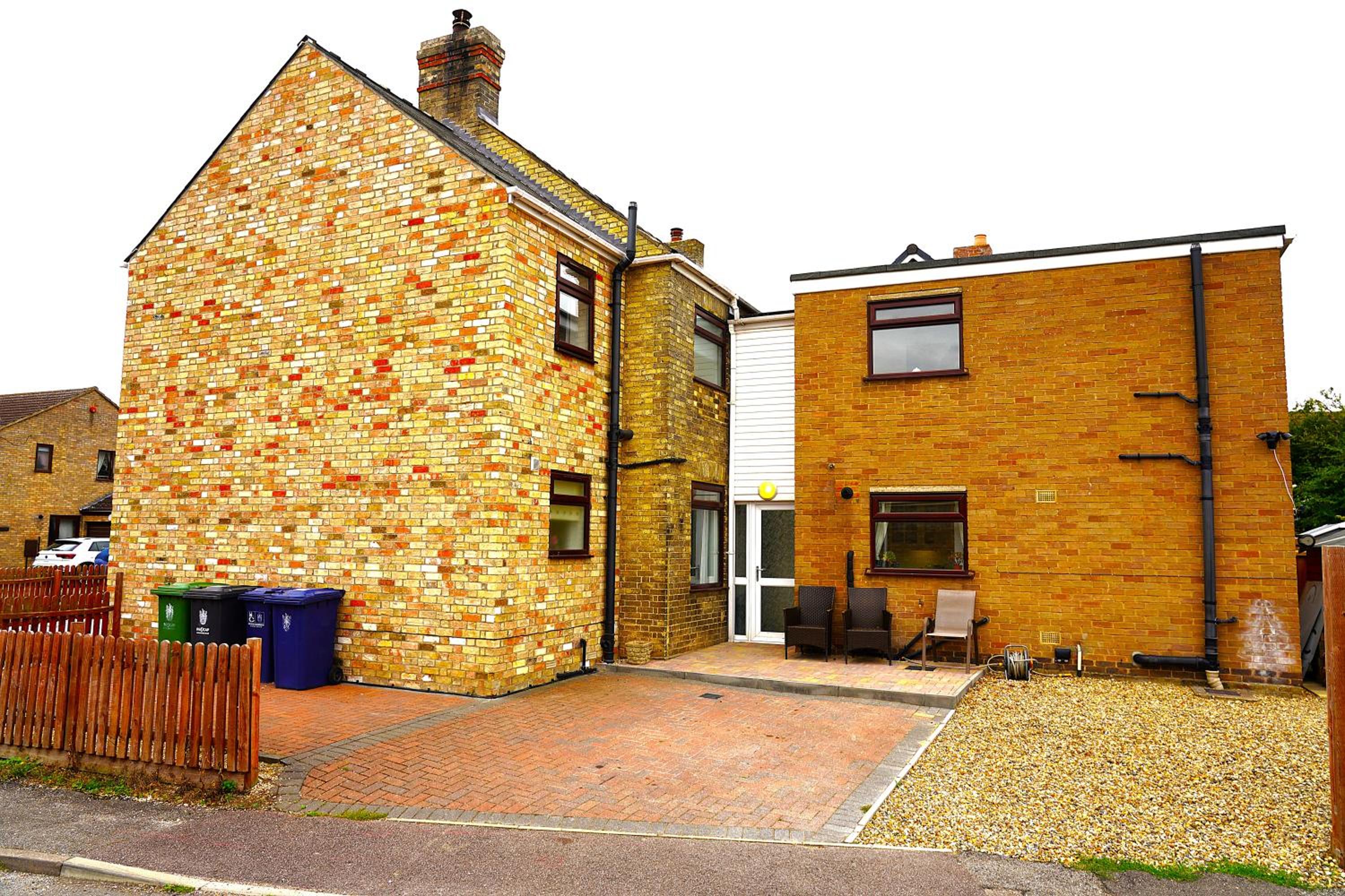 Sleeps 10, Free parking, close to Science Park, King size bed