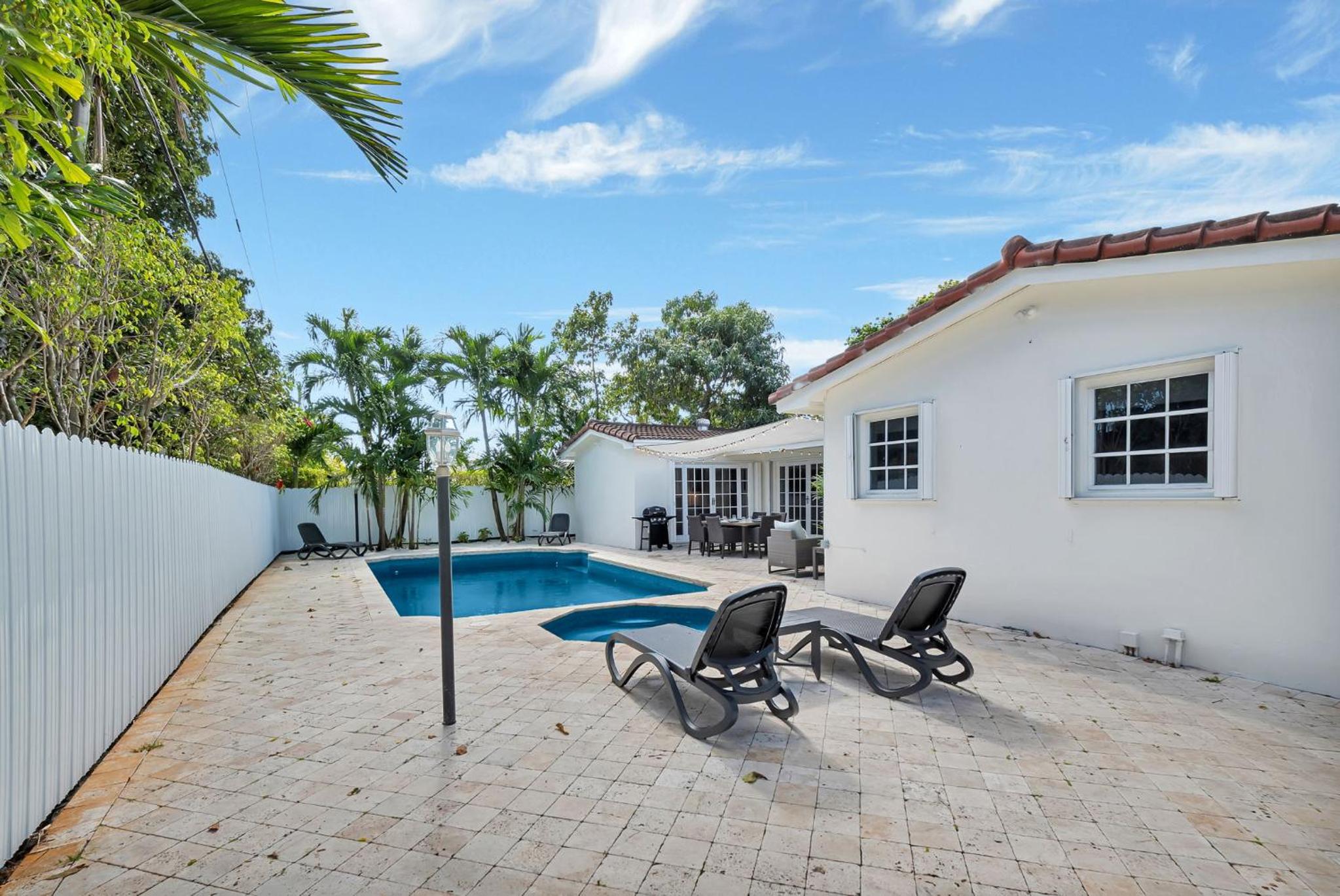 Gated Villa Blanca 5BR 3BA with Heated Pool & BBQ