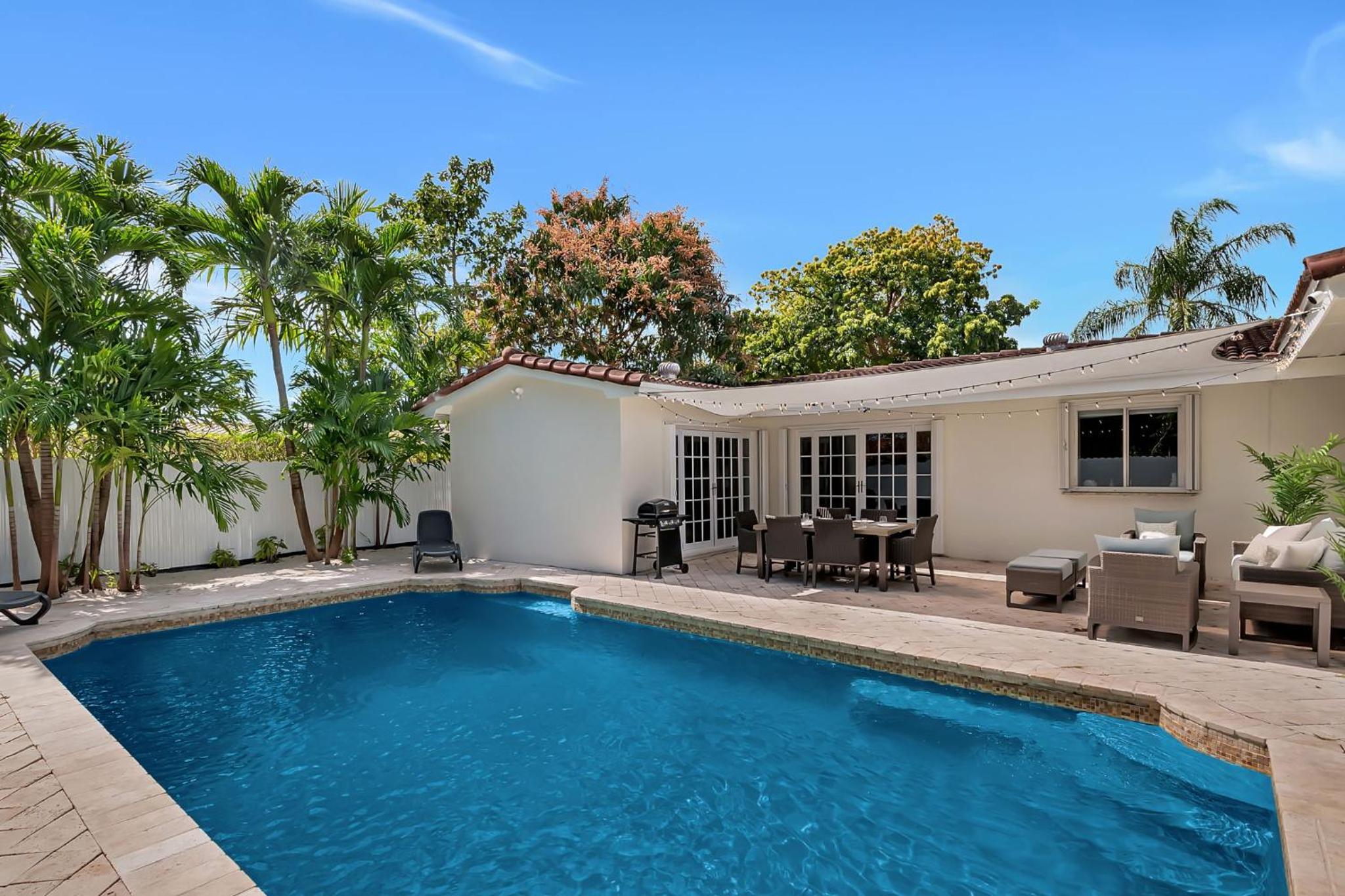 Gated Villa Blanca 5BR 3BA with Heated Pool & BBQ