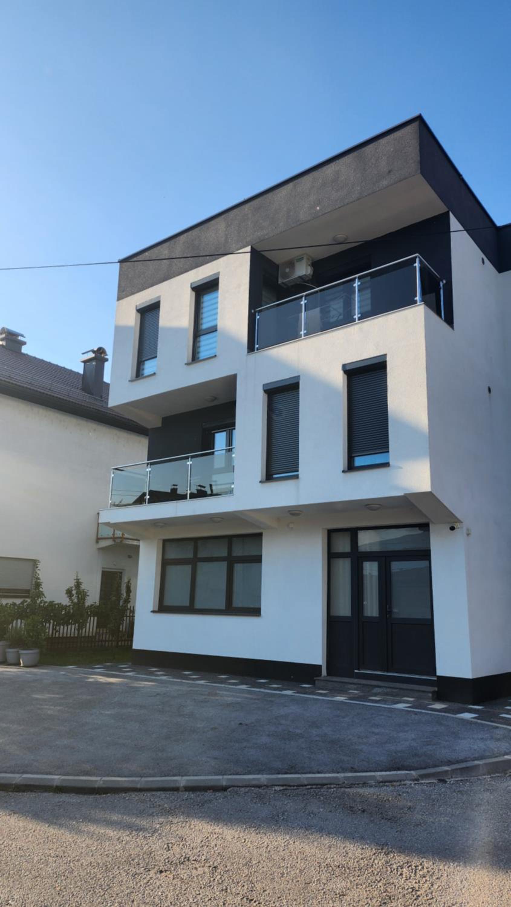 Apartmani Dobrinja - Free parking- Rent a car