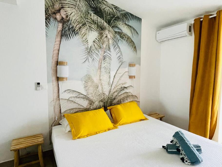Salty Beach, Amazing 1 bedroom beachfront, Nettle Bay Beach Club view 2