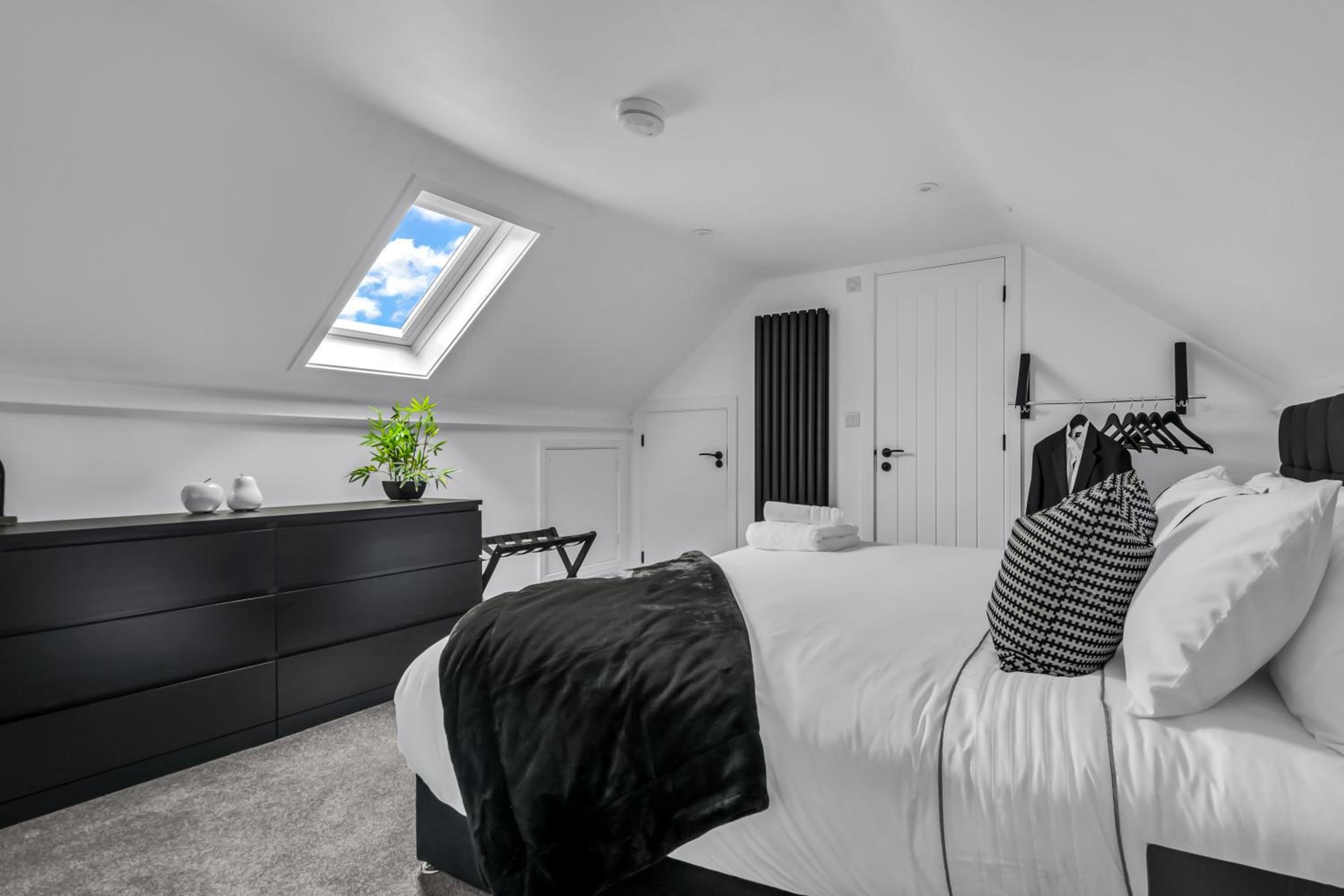 Stanley Park House Peterborough - 3 bed, 3 bathroom, parking, garden