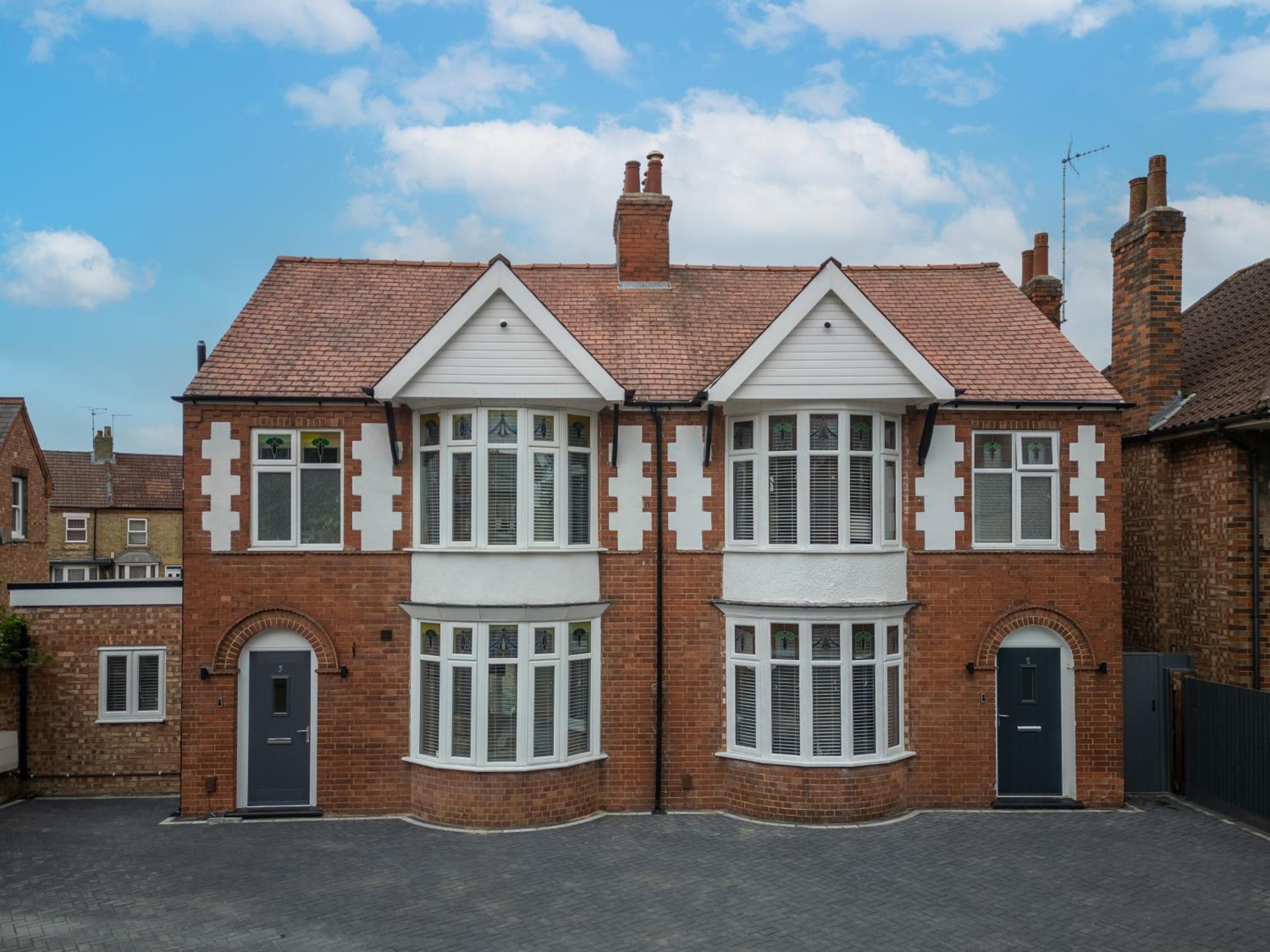 Stanley Park House Peterborough - 3 bed, 3 bathroom, parking, garden