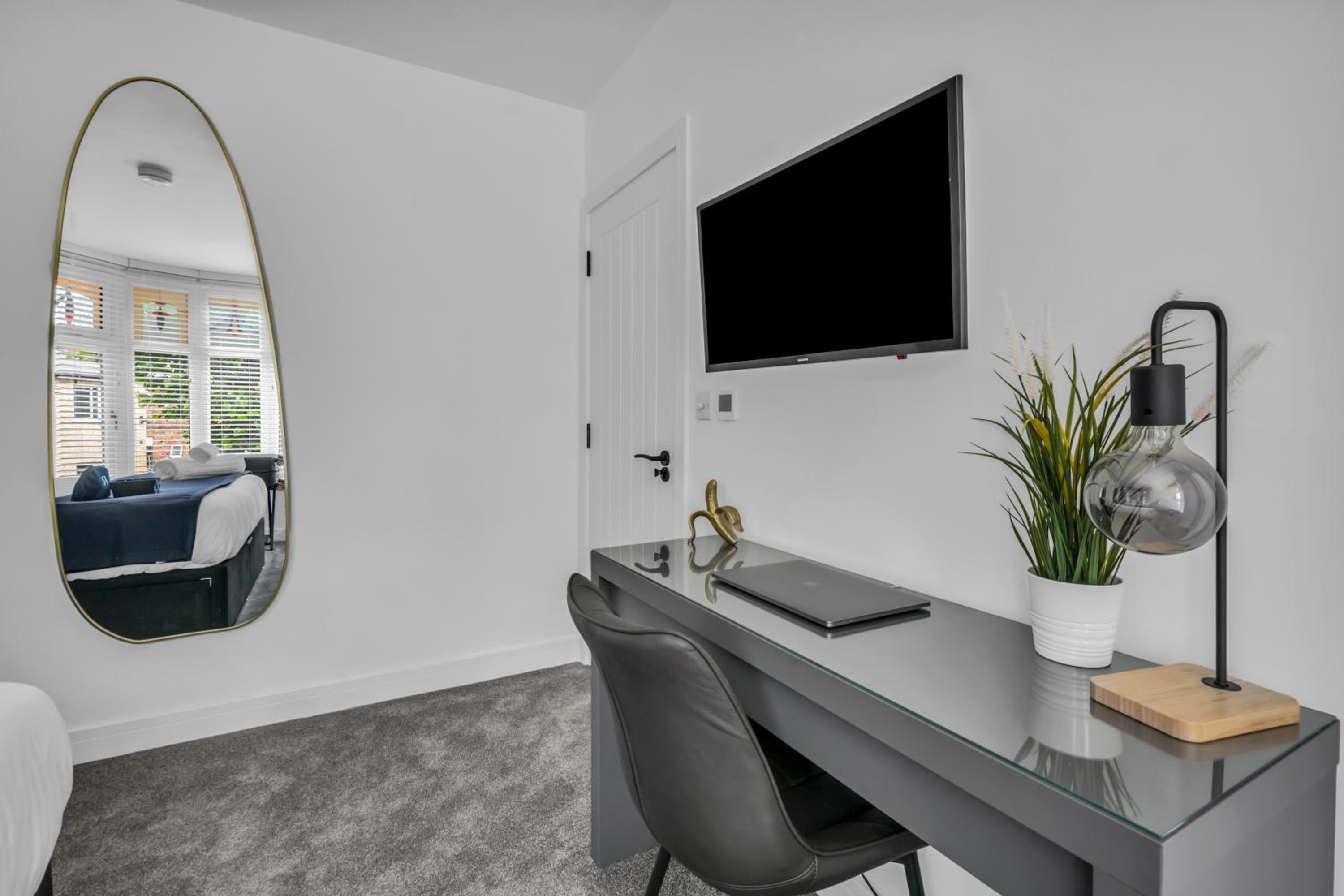 Stanley Park House Peterborough - 3 bed, 3 bathroom, parking, garden