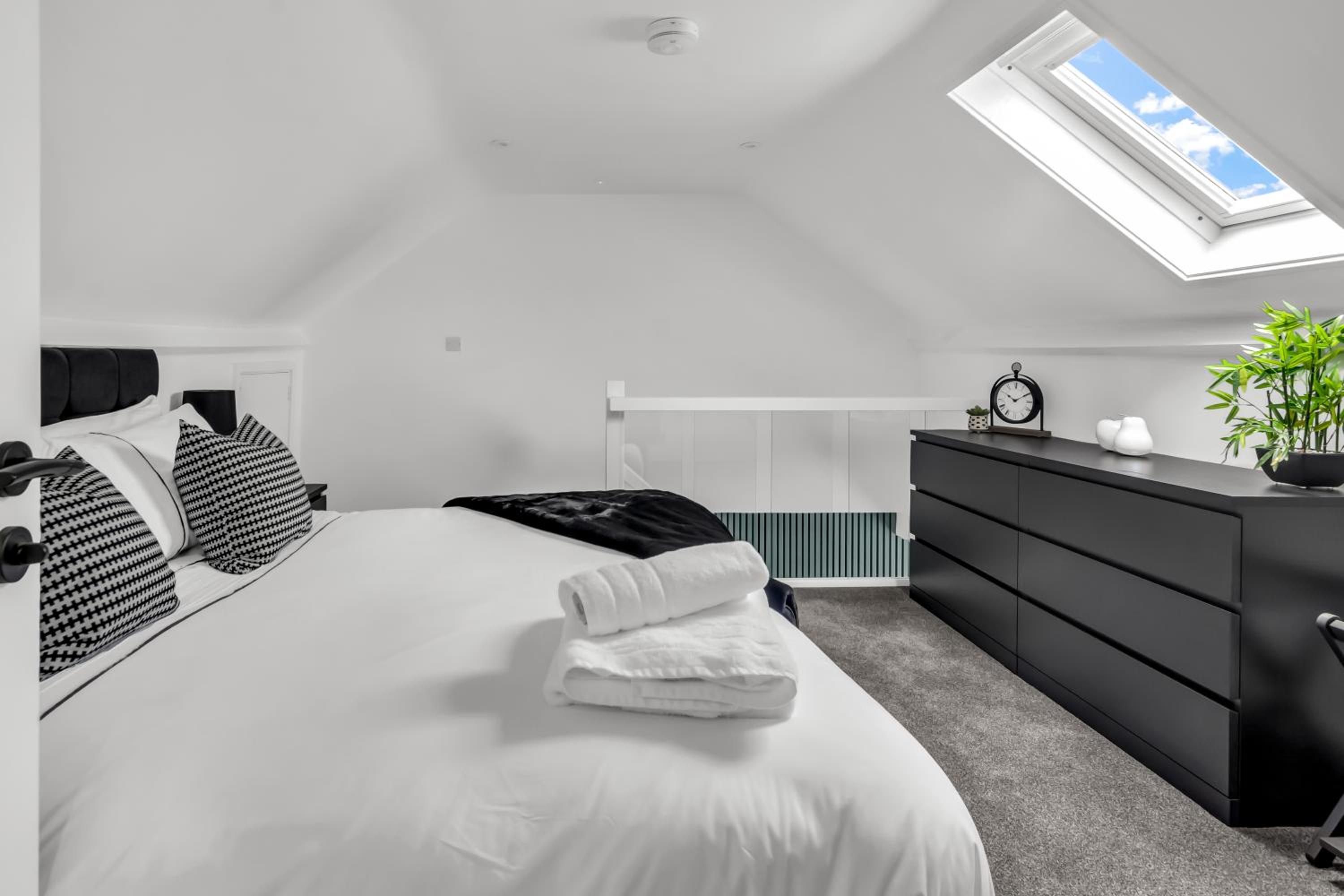Stanley Park House Peterborough - 3 bed, 3 bathroom, parking, garden
