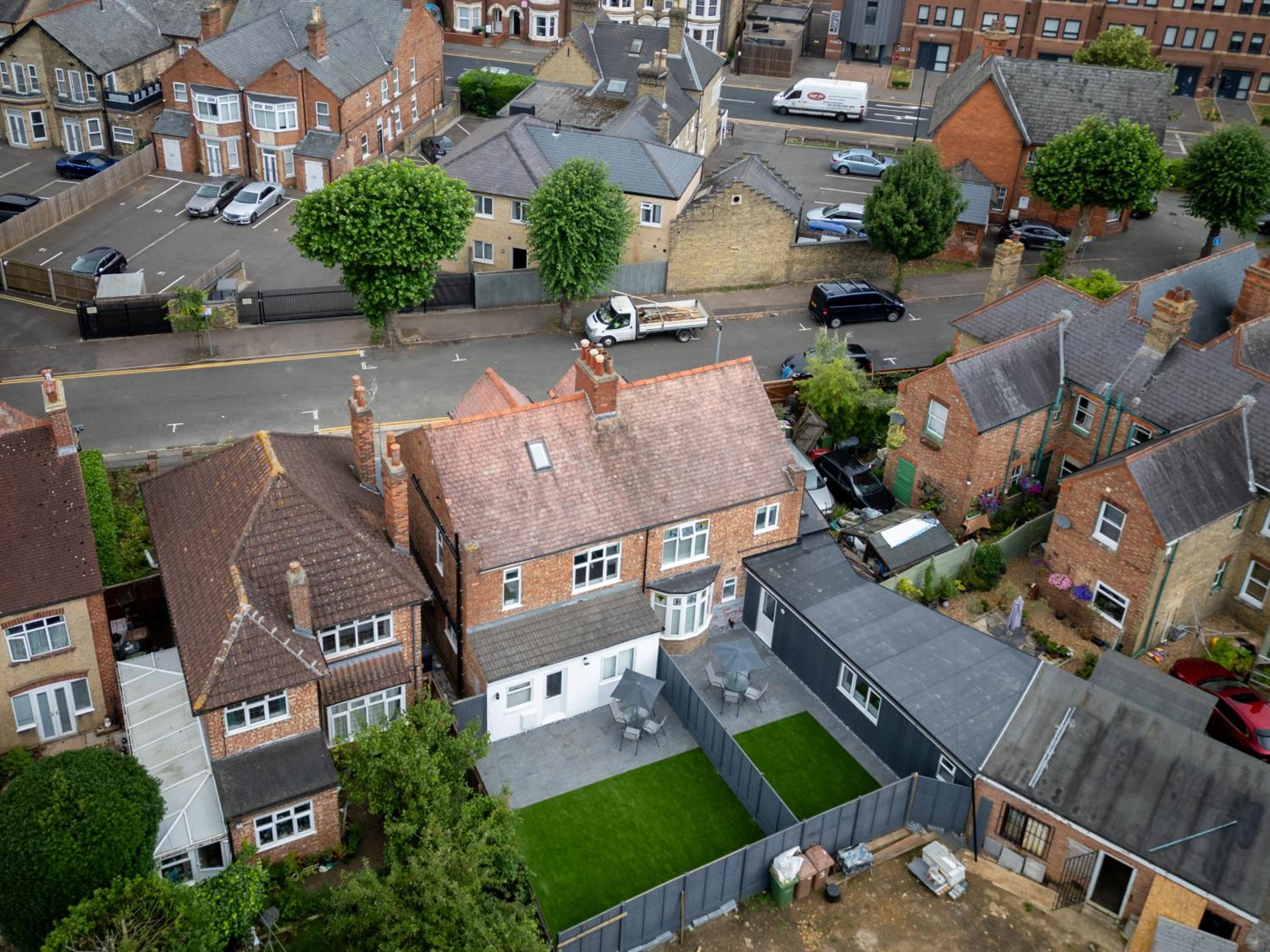 Stanley Park House Peterborough - 3 bed, 3 bathroom, parking, garden