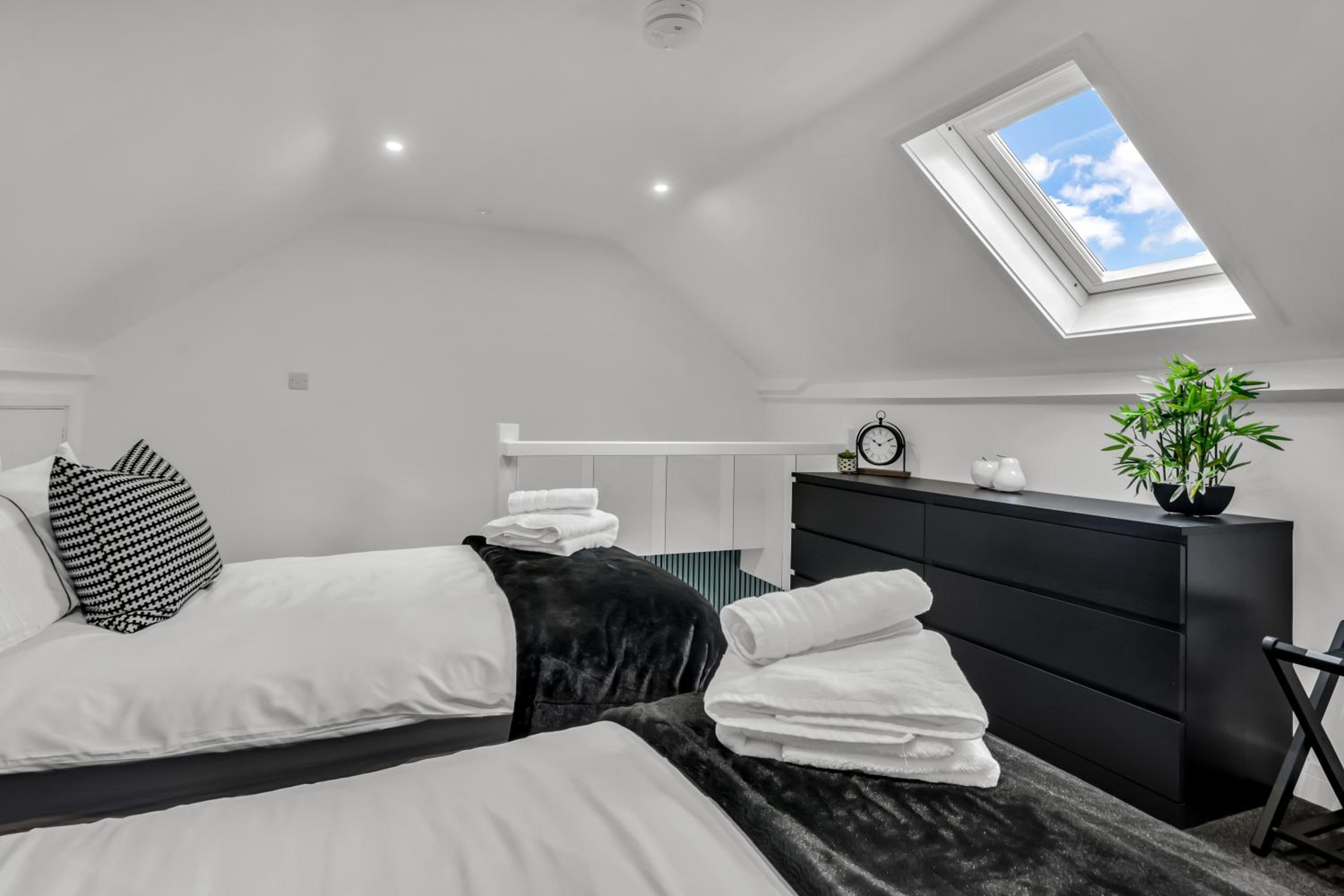 Stanley Park House Peterborough - 3 bed, 3 bathroom, parking, garden
