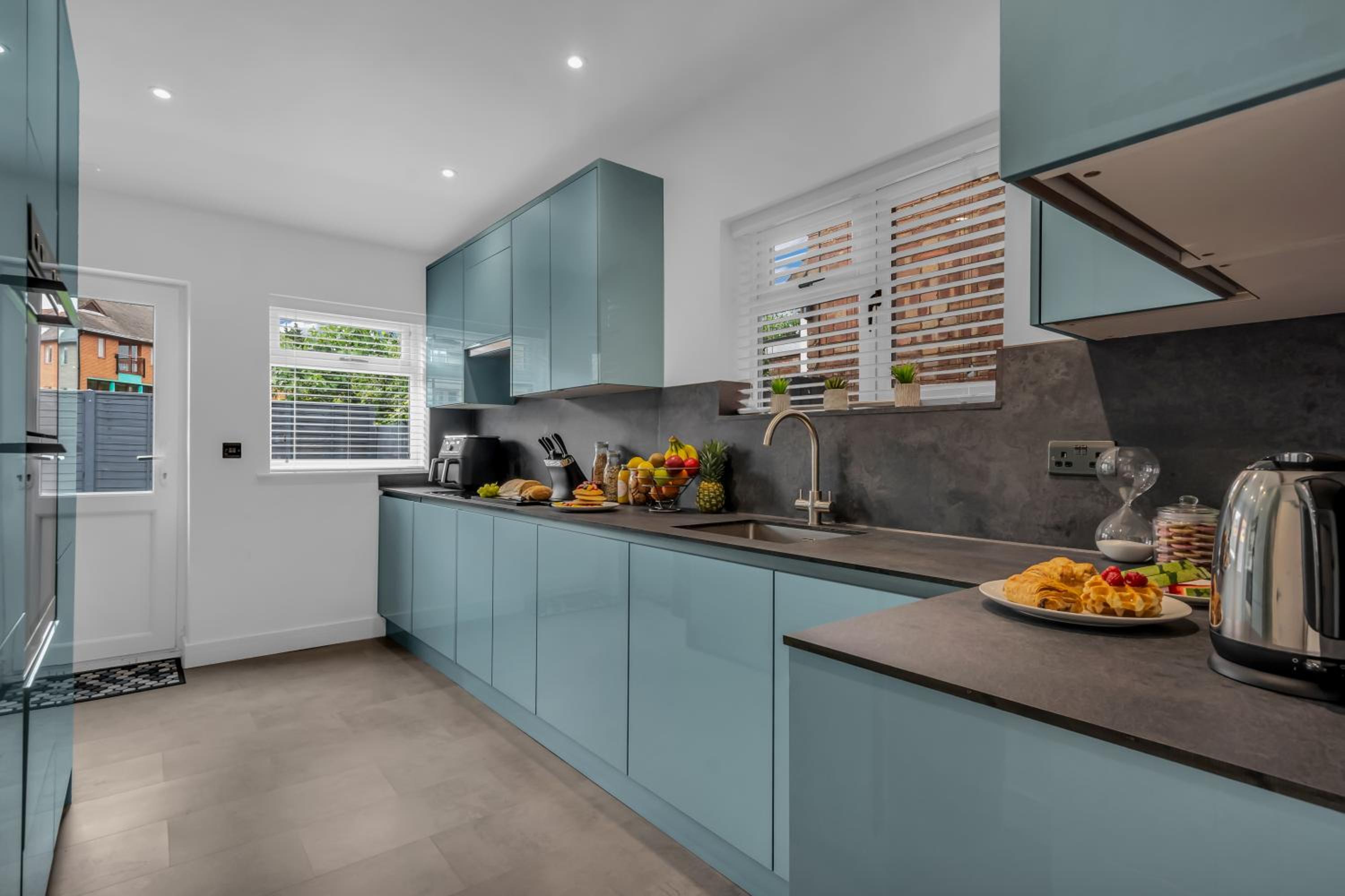 Stanley Park House Peterborough - 3 bed, 3 bathroom, parking, garden