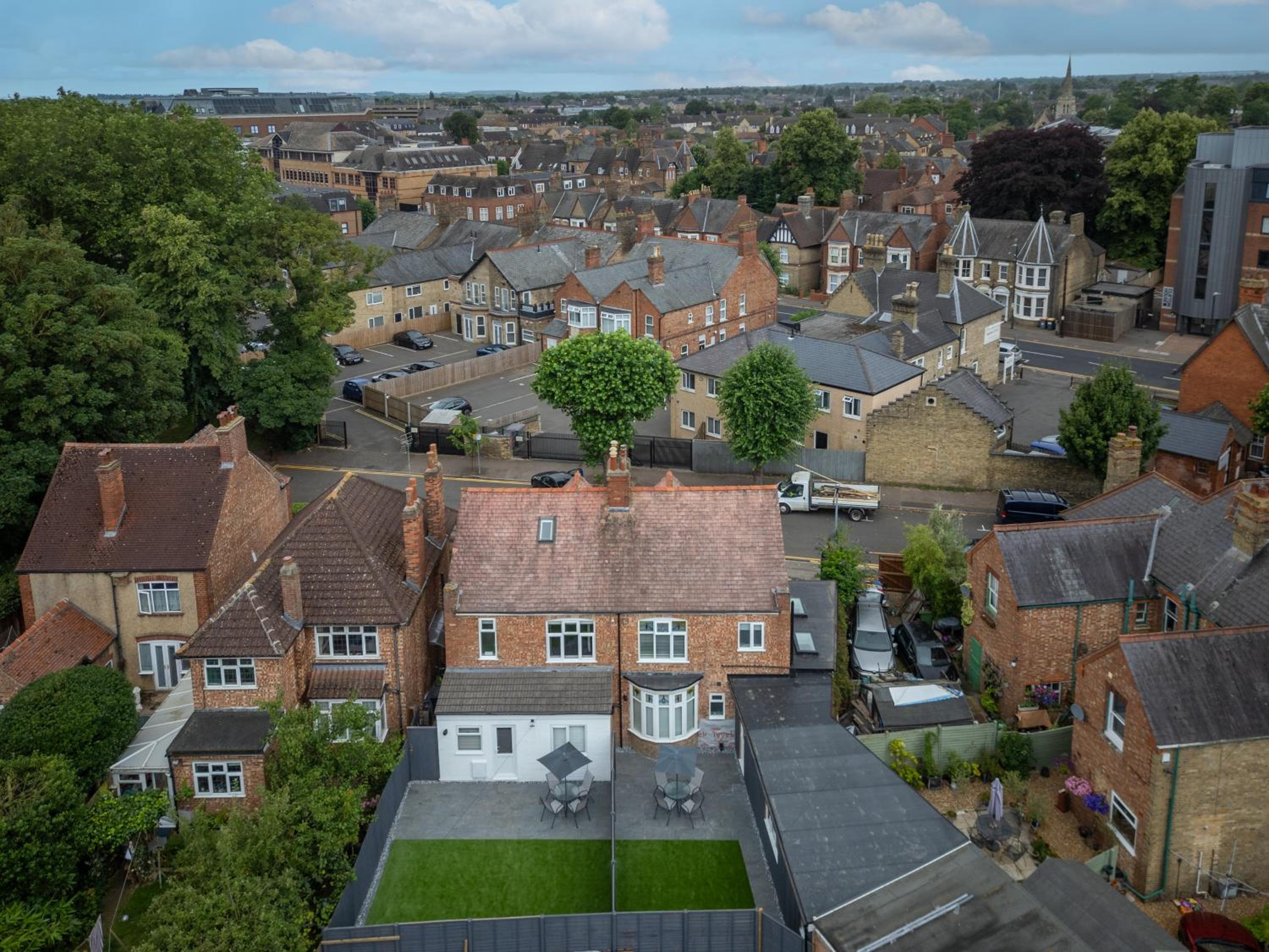Stanley Park House Peterborough - 3 bed, 3 bathroom, parking, garden
