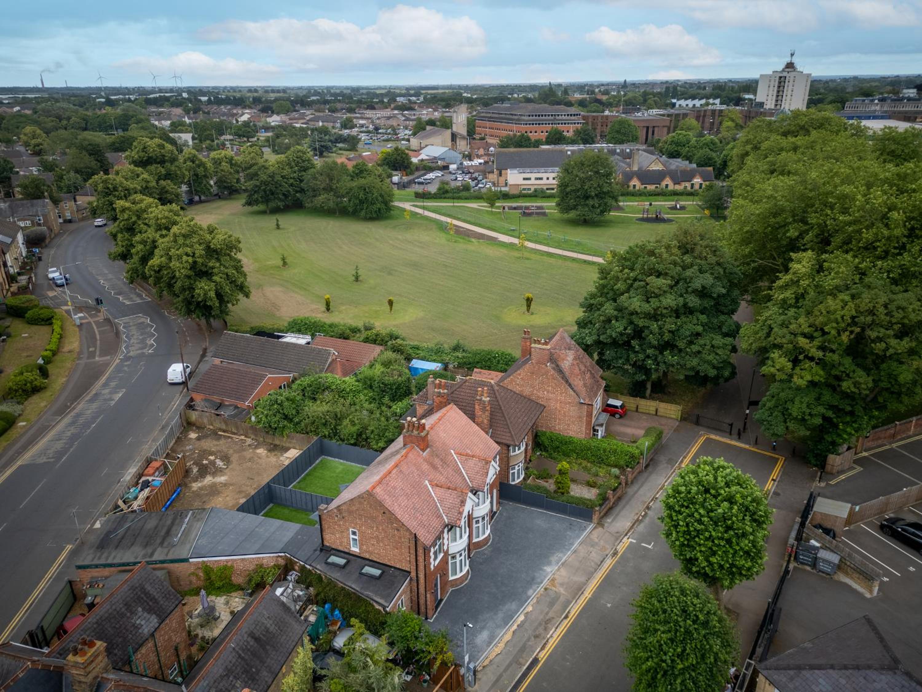 Stanley Park House Peterborough - 3 bed, 3 bathroom, parking, garden