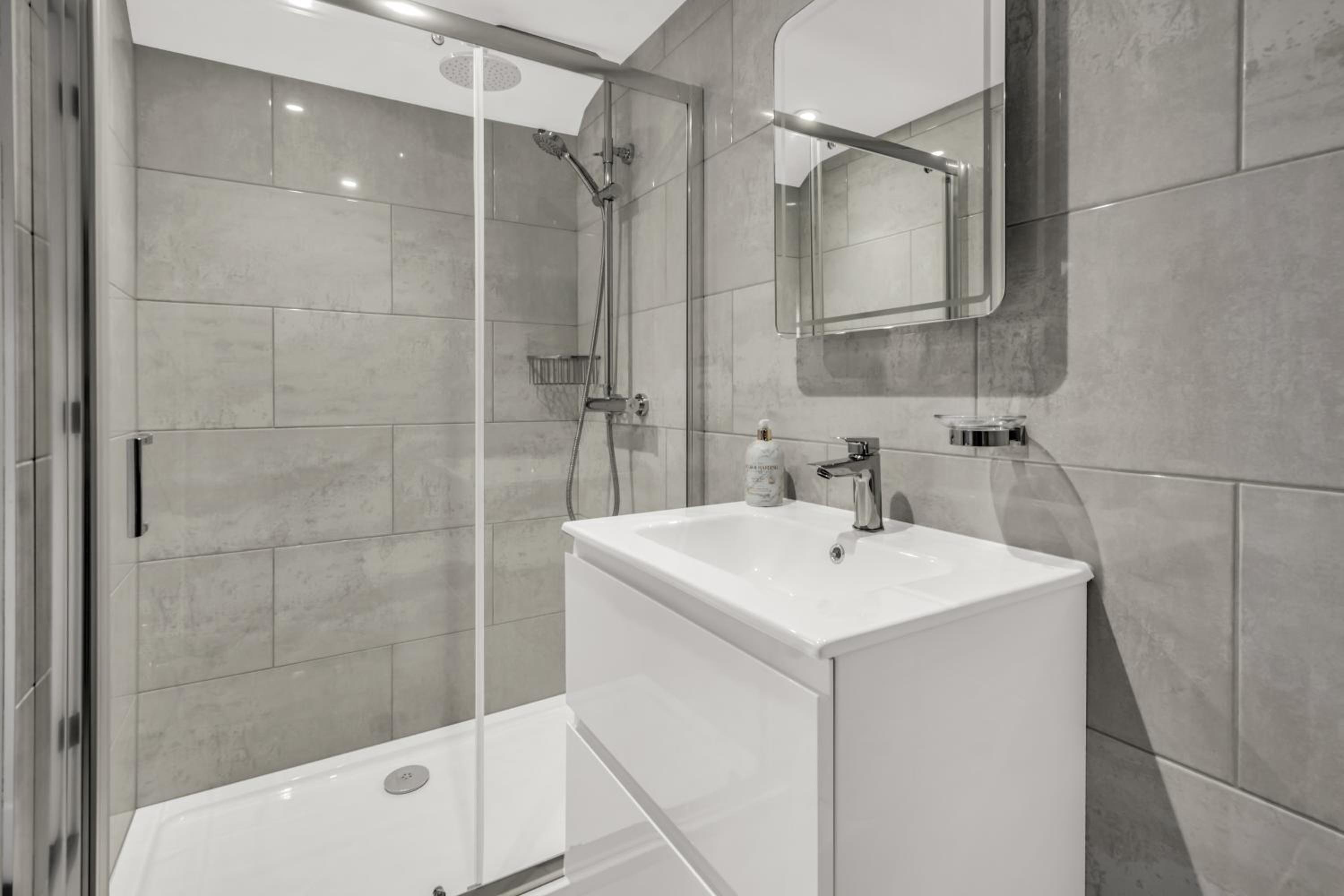 Stanley Park House Peterborough - 3 bed, 3 bathroom, parking, garden