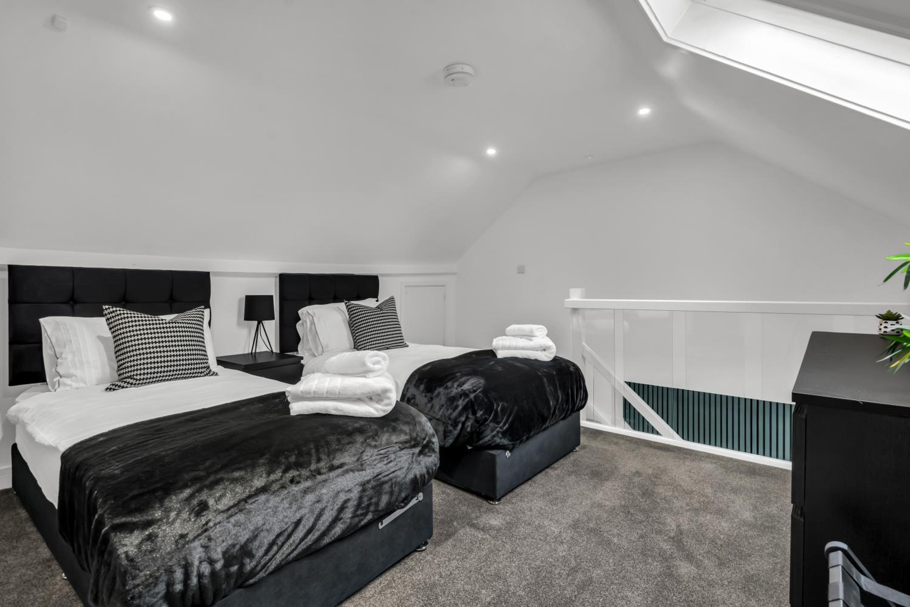 Stanley Park House Peterborough - 3 bed, 3 bathroom, parking, garden