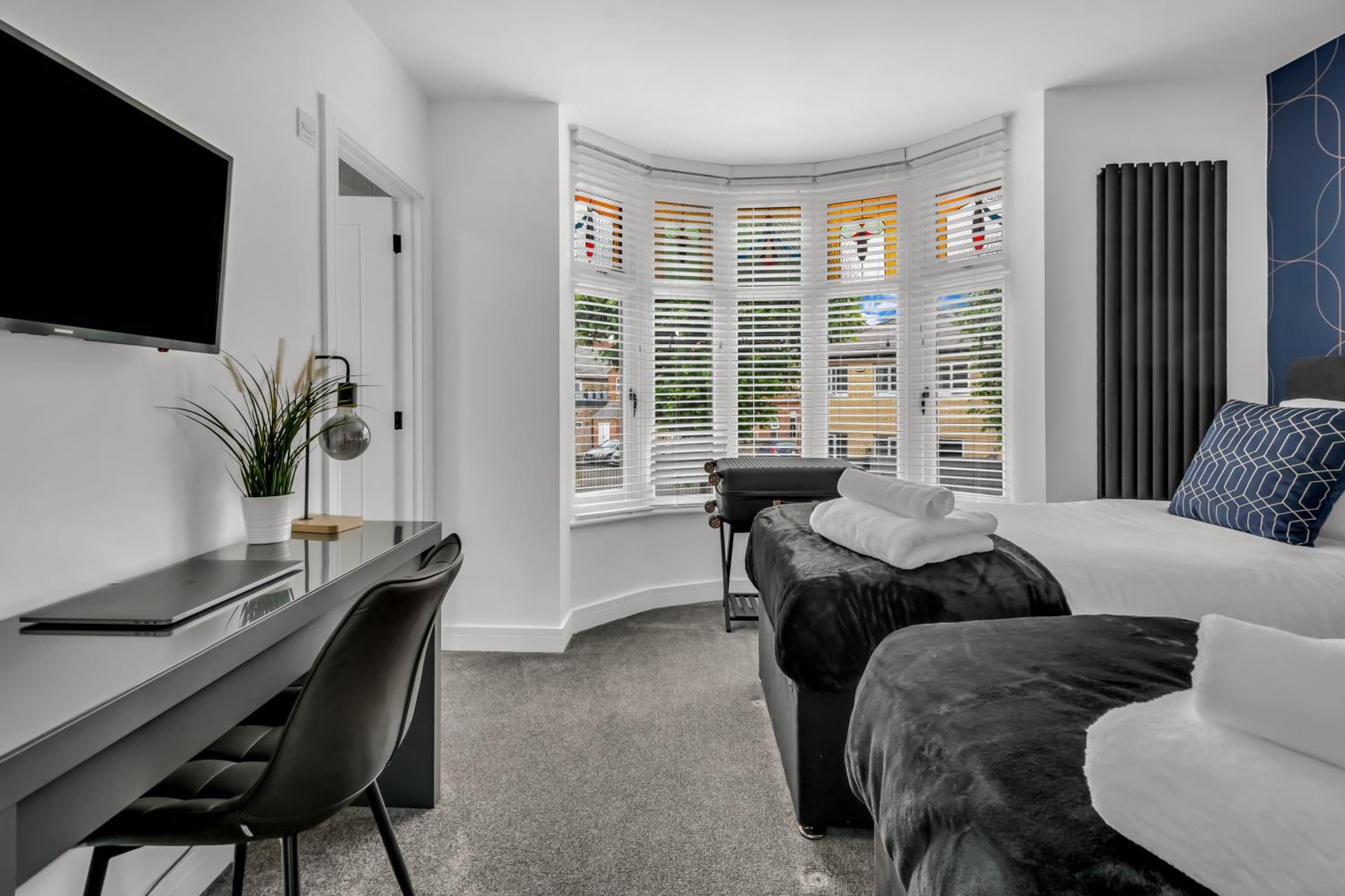 Stanley Park House Peterborough - 3 bed, 3 bathroom, parking, garden
