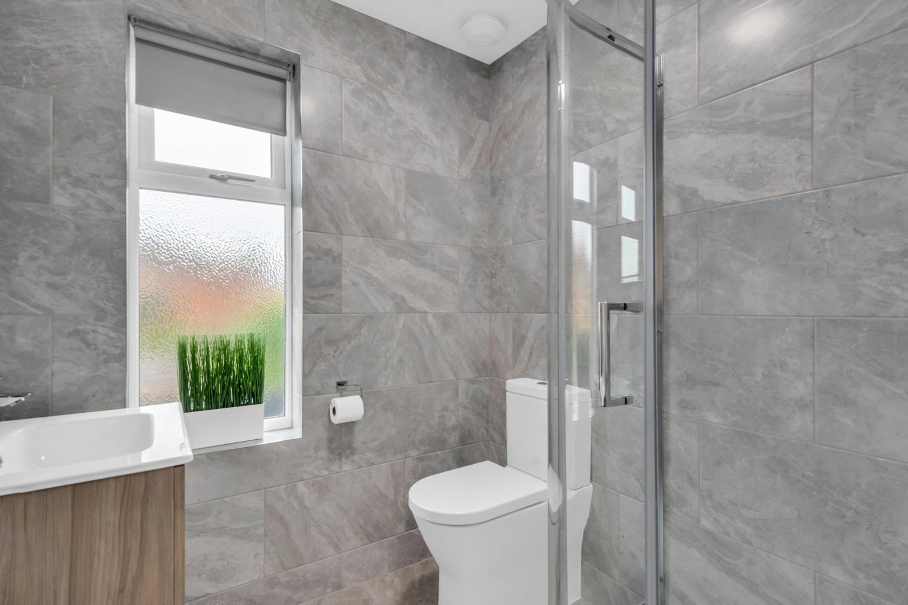 Stanley Park House Peterborough - 3 bed, 3 bathroom, parking, garden