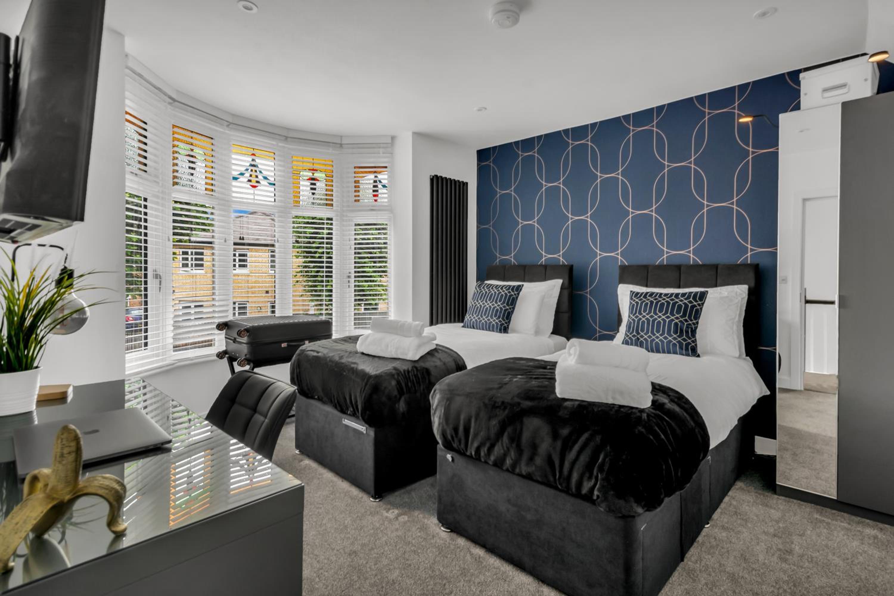 Stanley Park House Peterborough - 3 bed, 3 bathroom, parking, garden