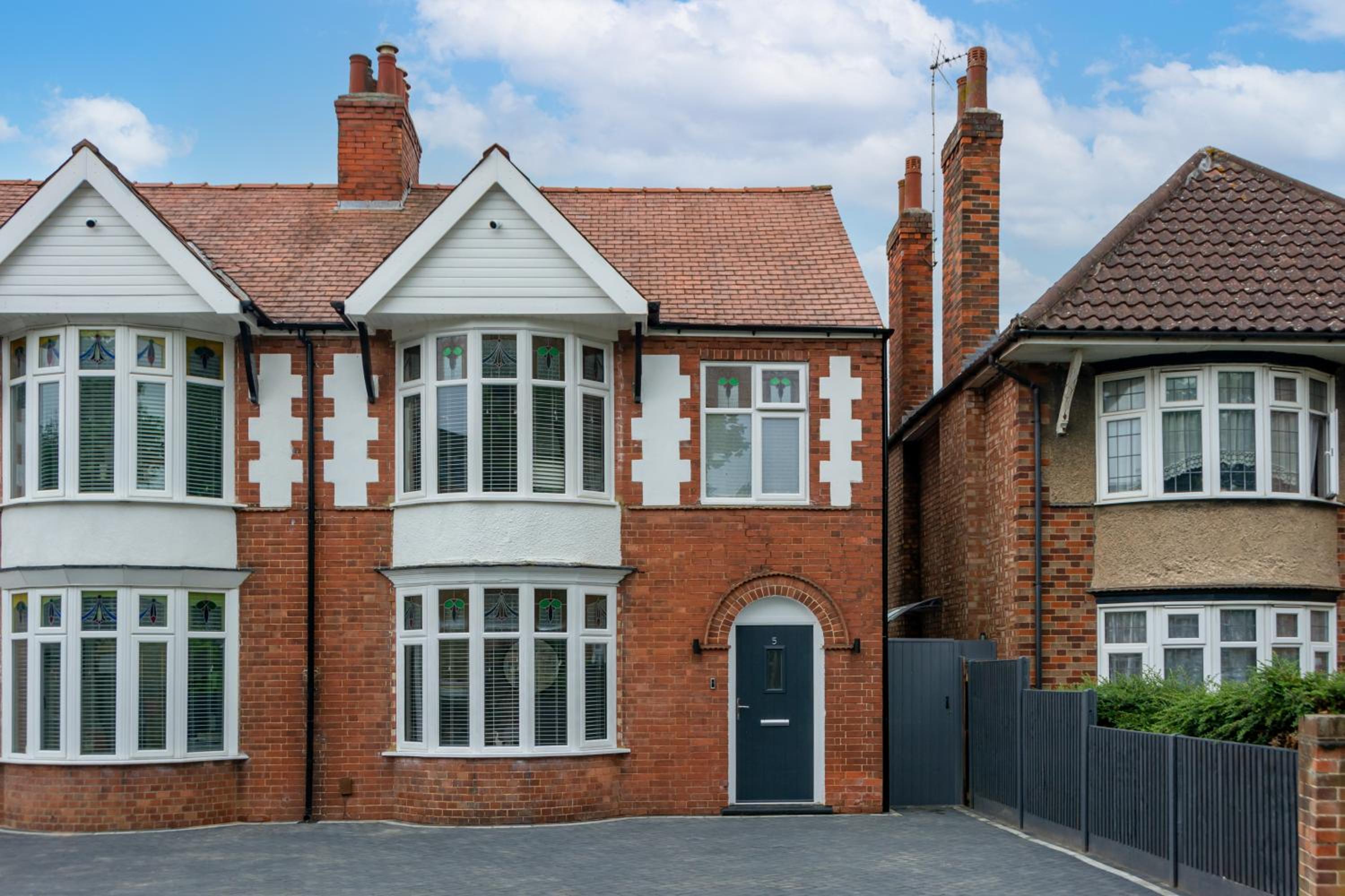 Stanley Park House Peterborough - 3 bed, 3 bathroom, parking, garden