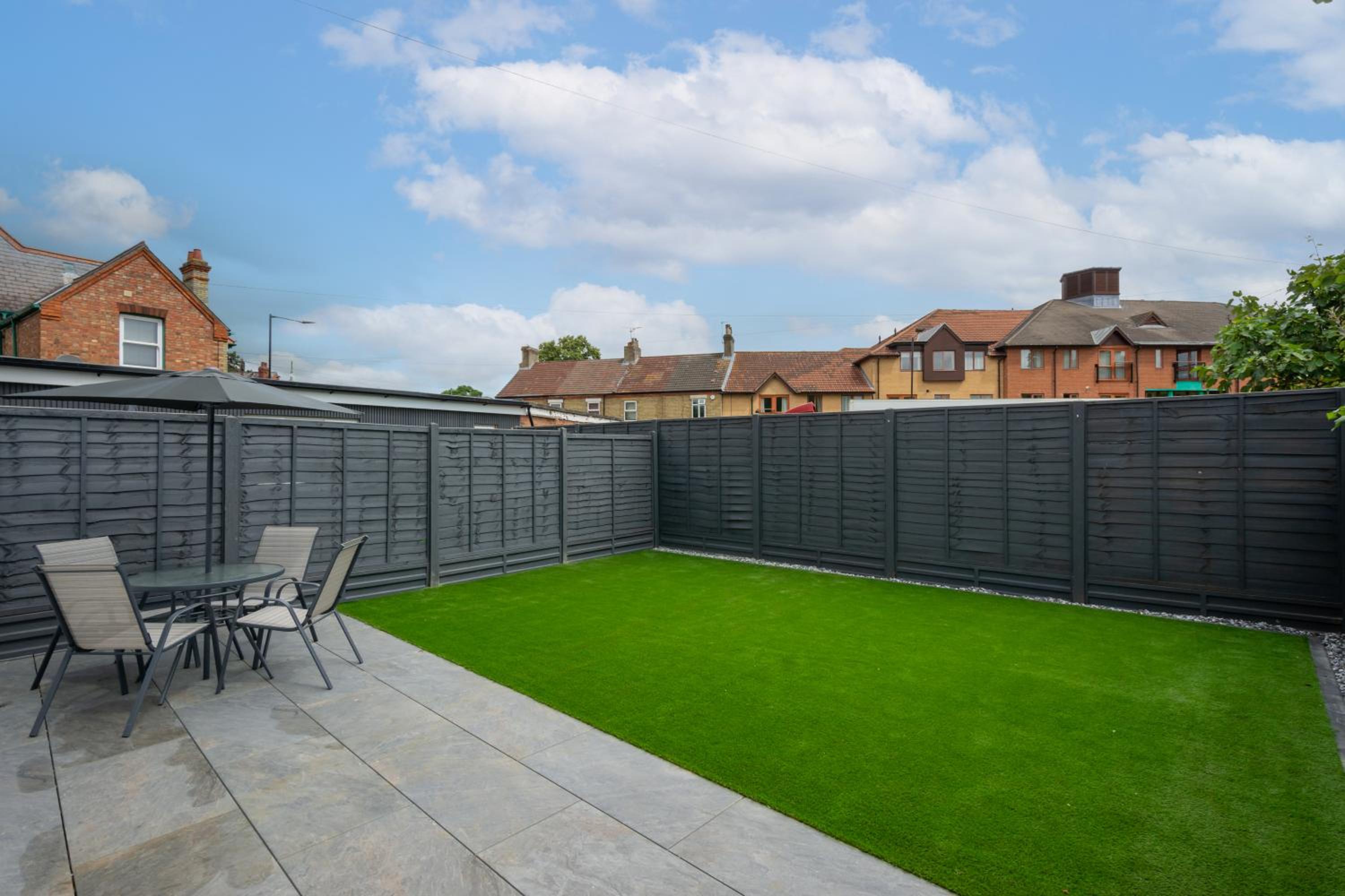Stanley Park House Peterborough - 3 bed, 3 bathroom, parking, garden
