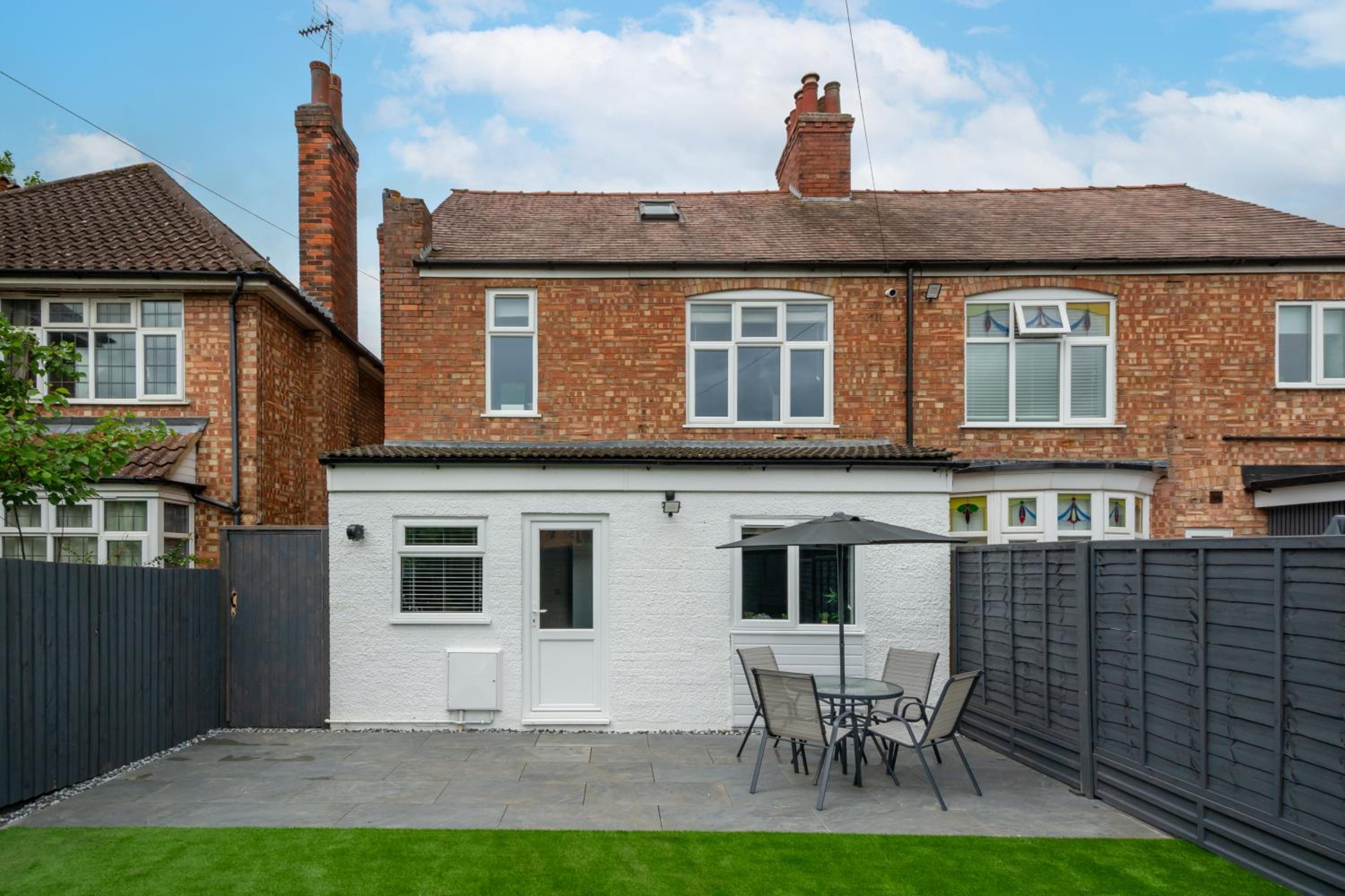 Stanley Park House Peterborough - 3 bed, 3 bathroom, parking, garden