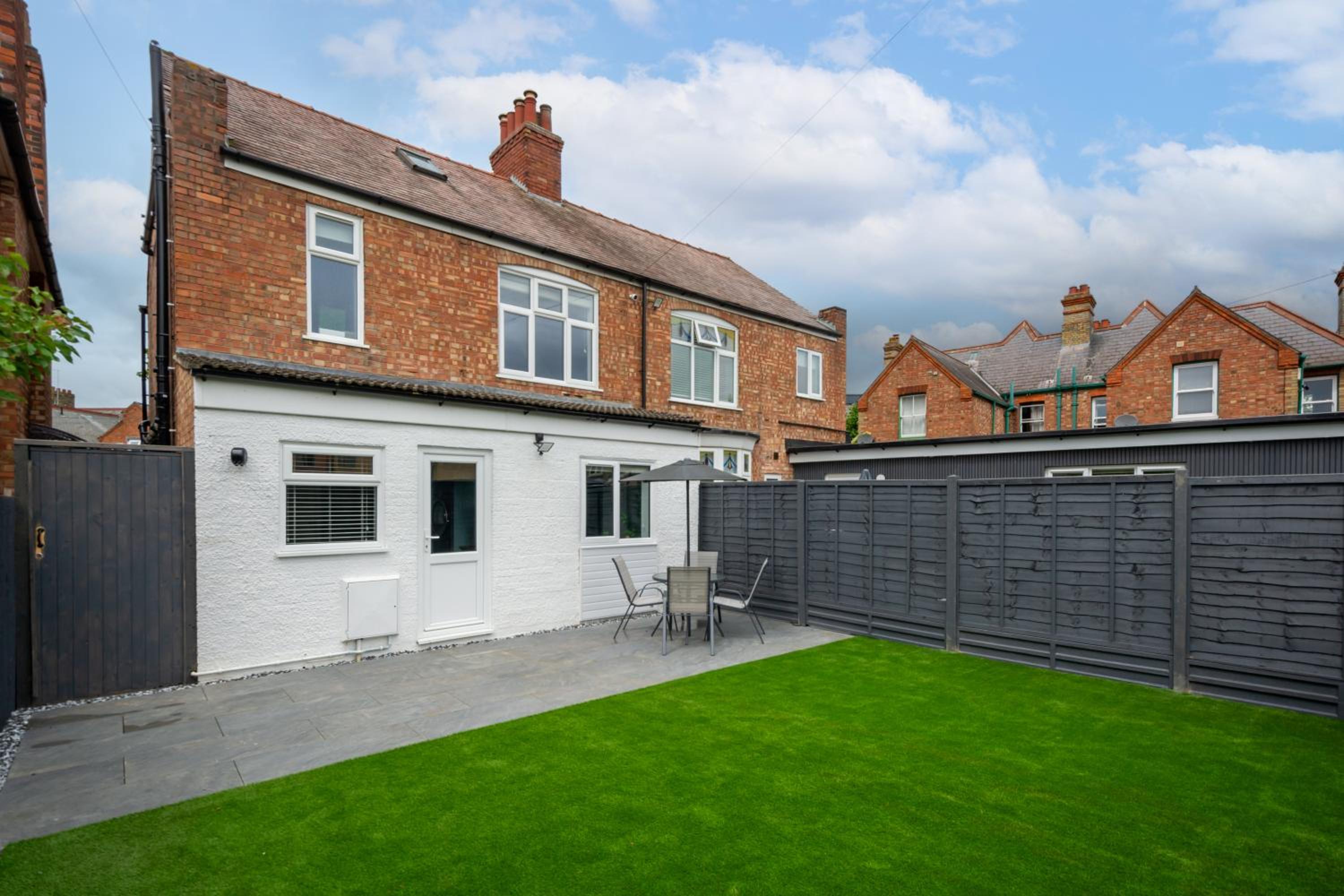 Stanley Park House Peterborough - 3 bed, 3 bathroom, parking, garden
