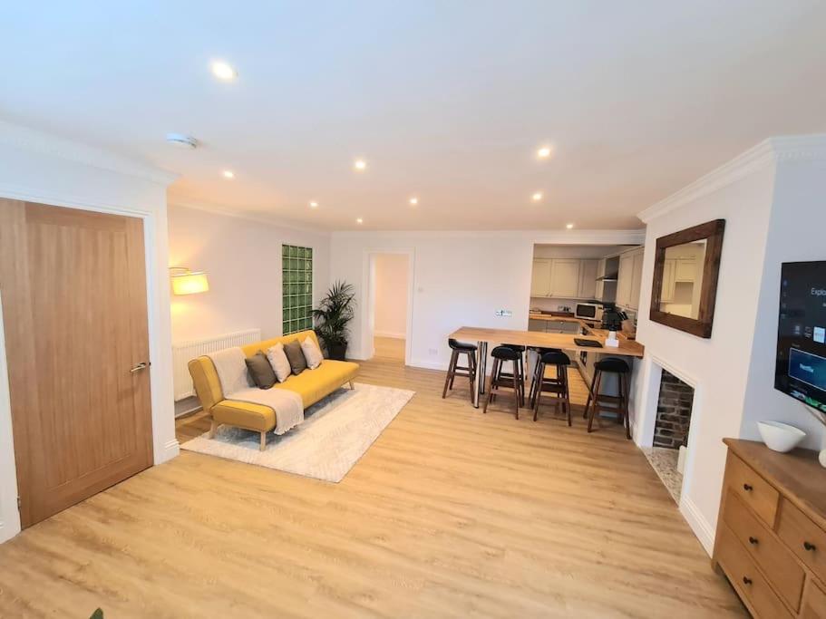 Luxury, Spacious 3 Bedroom, Beachfront Apt with Parking & Courtyard - Shoreside view 3