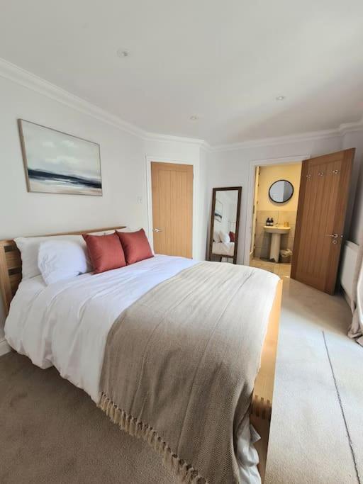 Luxury, Spacious 3 Bedroom, Beachfront Apt with Parking & Courtyard - Shoreside view 4