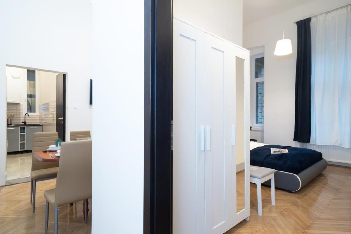 Ultra central large stylish apartment