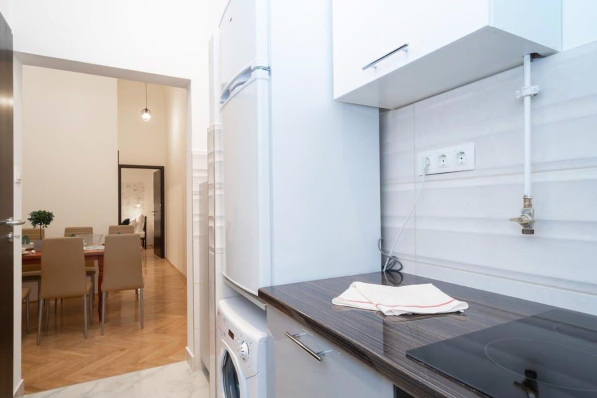 Ultra central large stylish apartment
