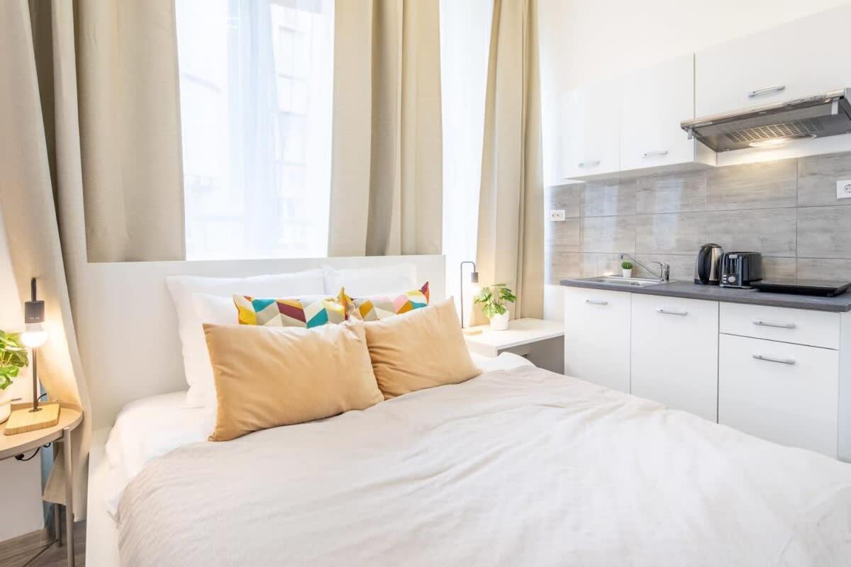 Extra Central Mini Studio - Lively Neighborhood view 2