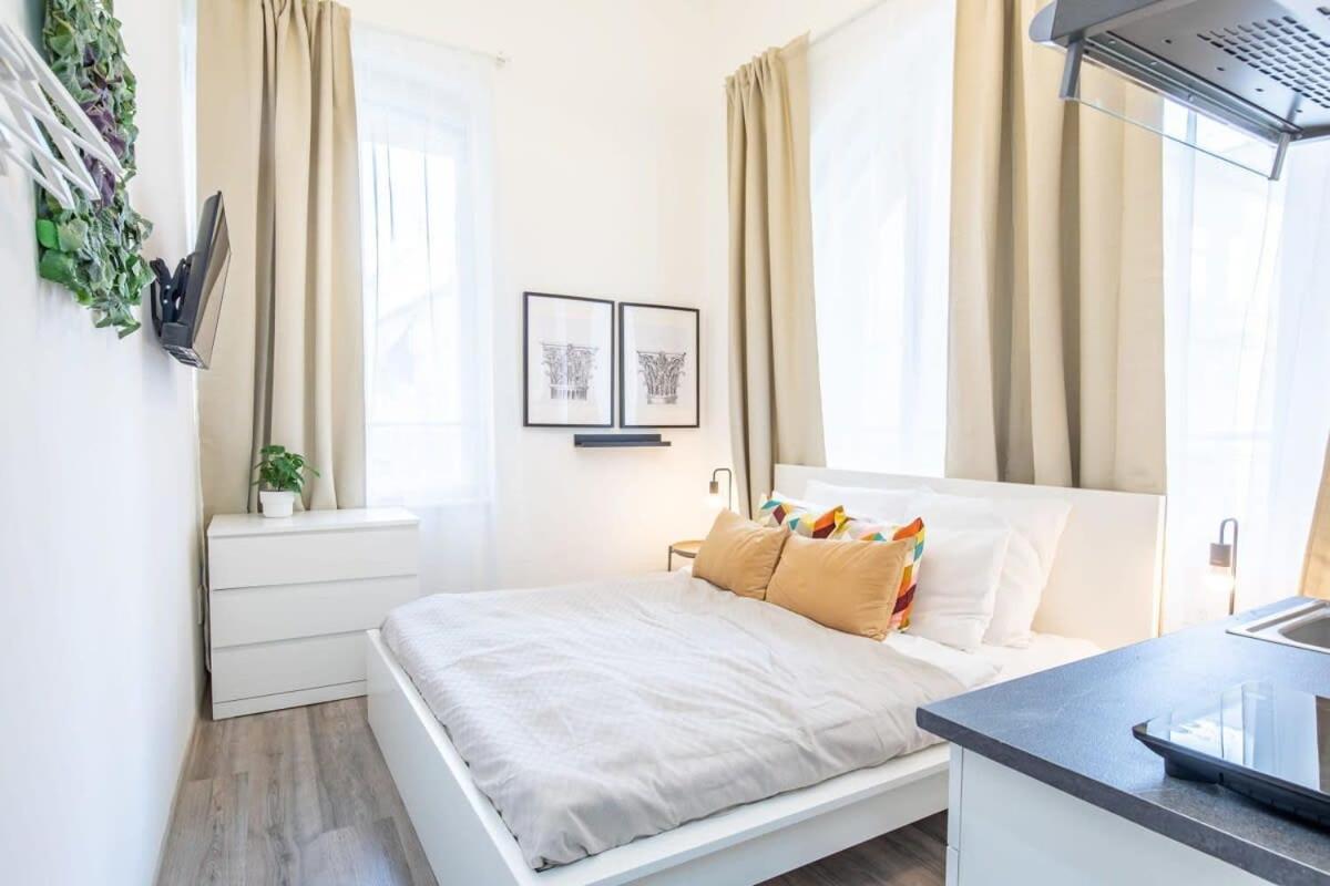 Extra Central Mini Studio - Lively Neighborhood view 4