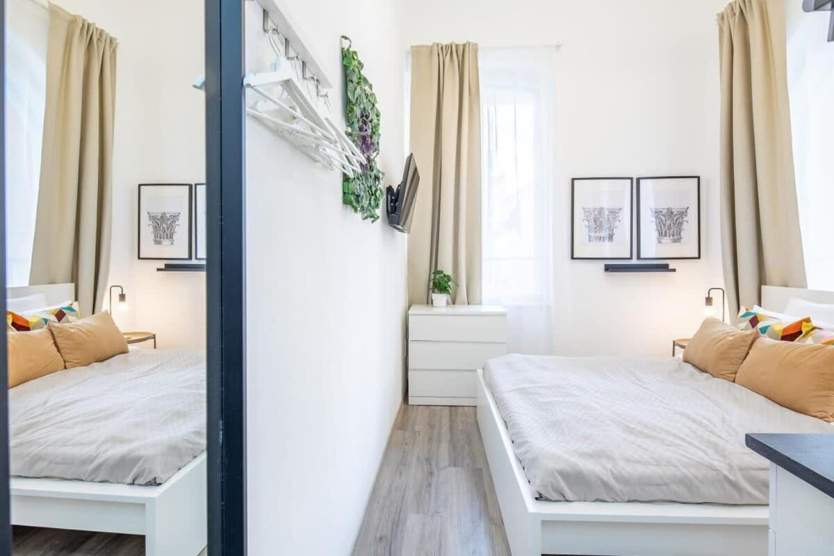 Extra Central Mini Studio - Lively Neighborhood view 5