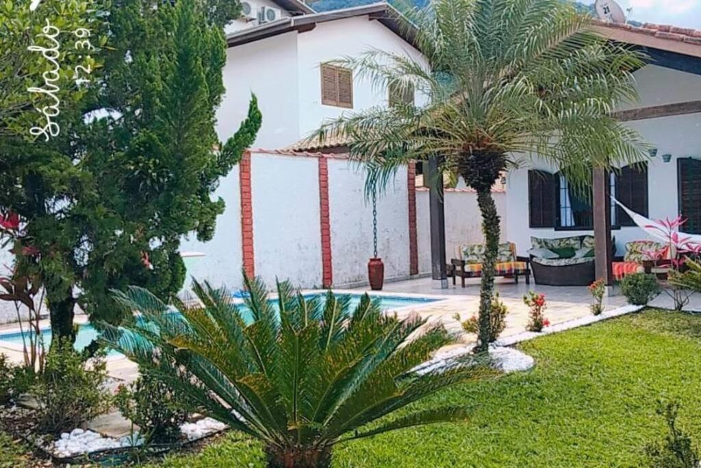 Linda casa com piscina à 3min da Praia caminhando