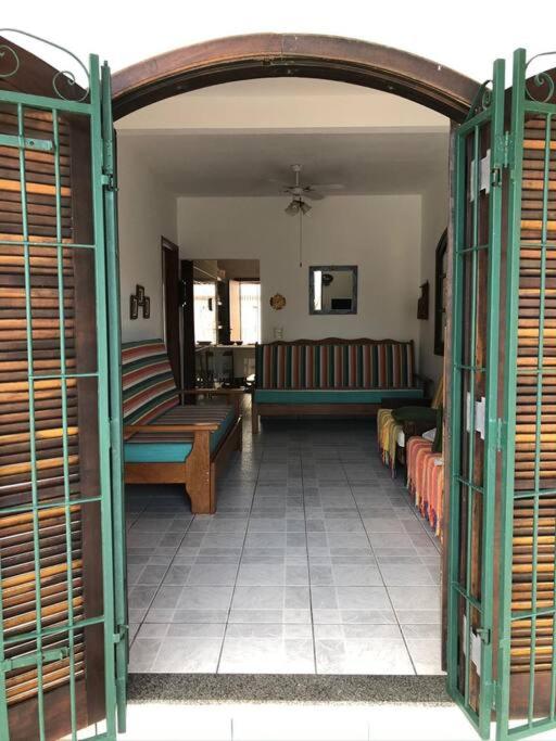 Linda casa com piscina à 3min da Praia caminhando