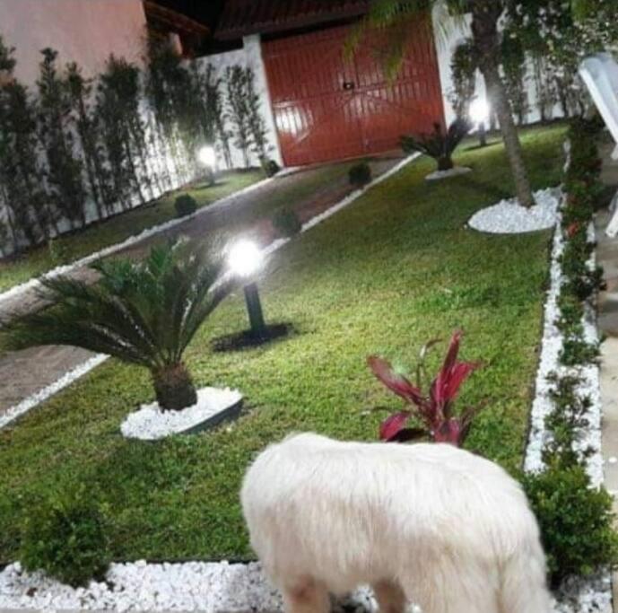 Linda casa com piscina à 3min da Praia caminhando