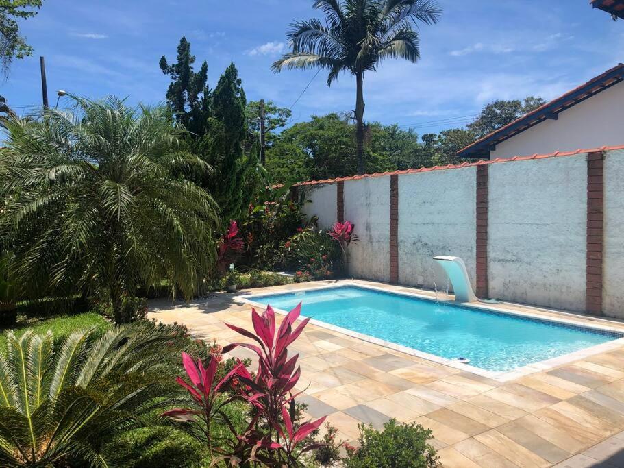 Linda casa com piscina à 3min da Praia caminhando