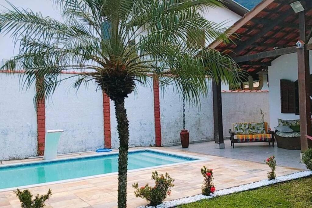 Linda casa com piscina à 3min da Praia caminhando