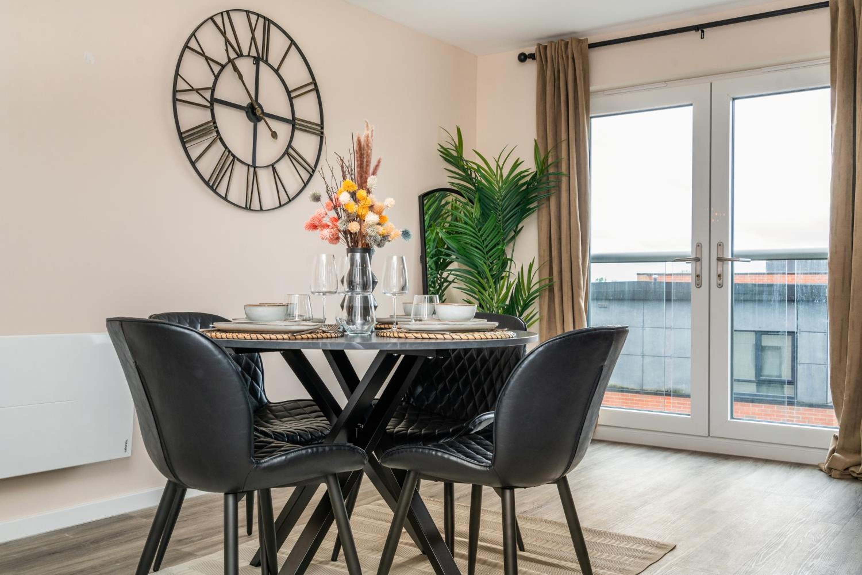 Modern 2bed in Manchester view 2