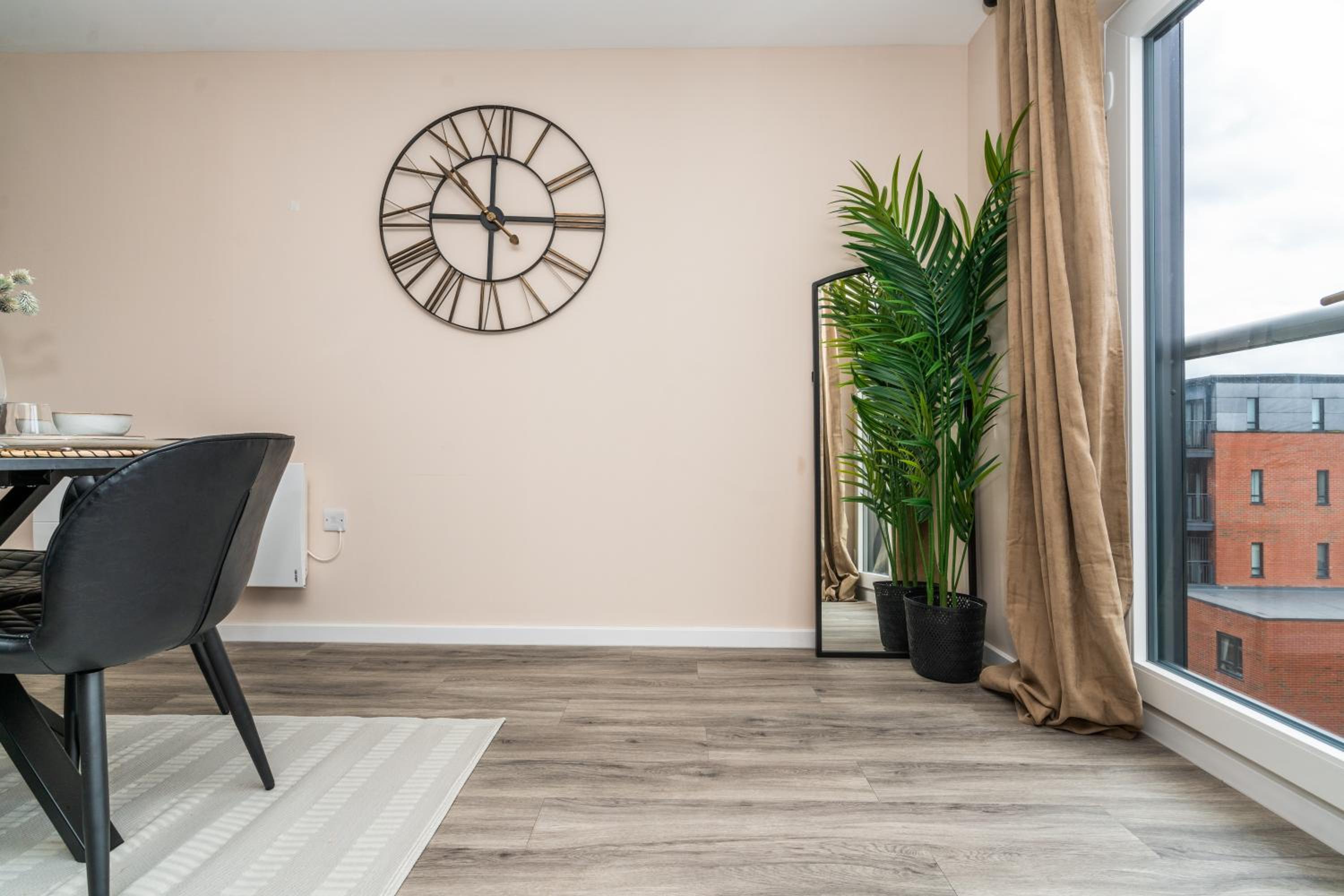 Modern 2bed in Manchester view 3