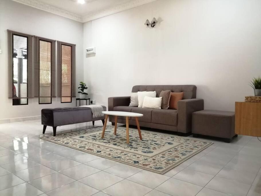 Cozy SEMI-D Home, Bandar Perdana - 3 Airconds photo 1