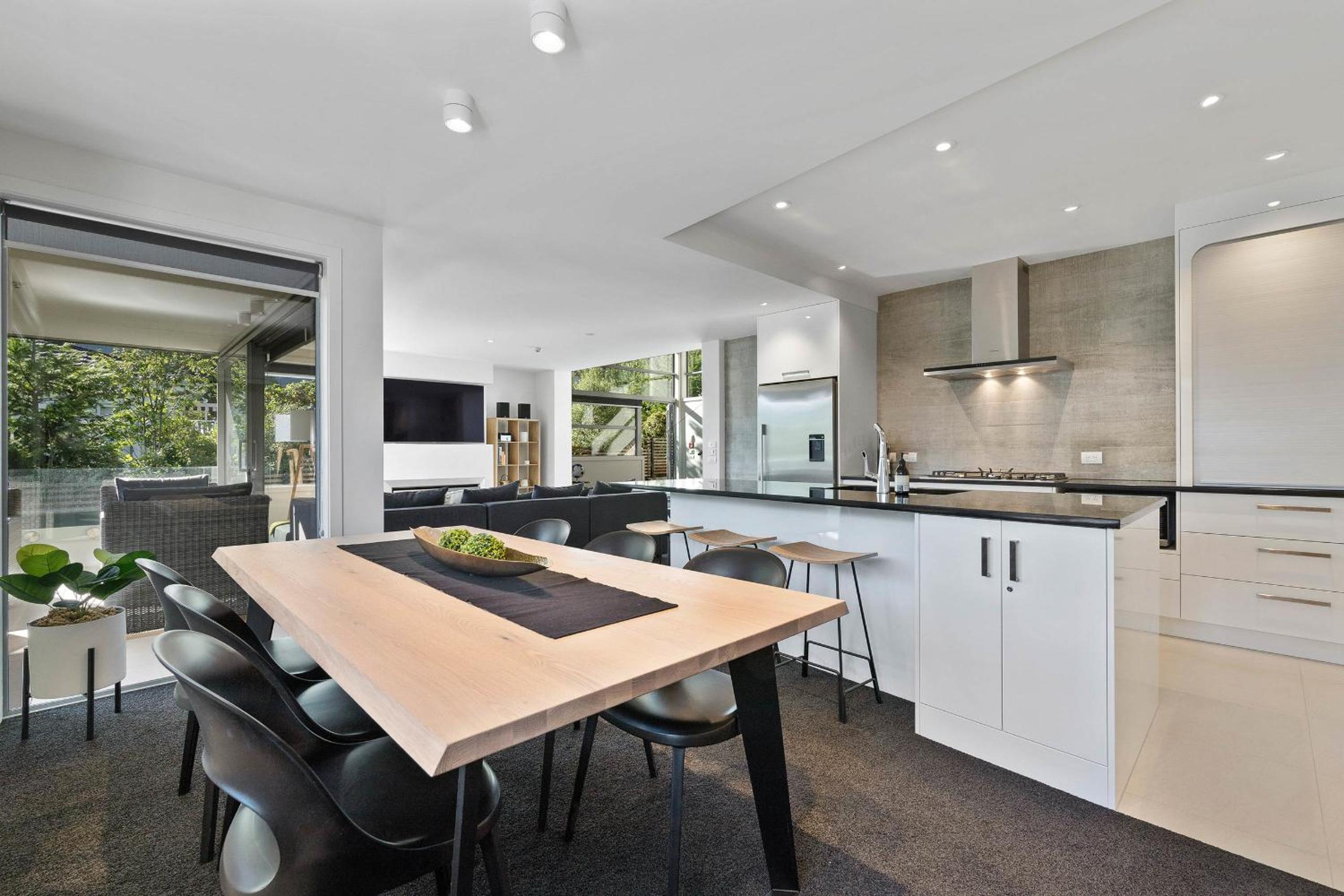 Queenstown Modern Apartment view 5