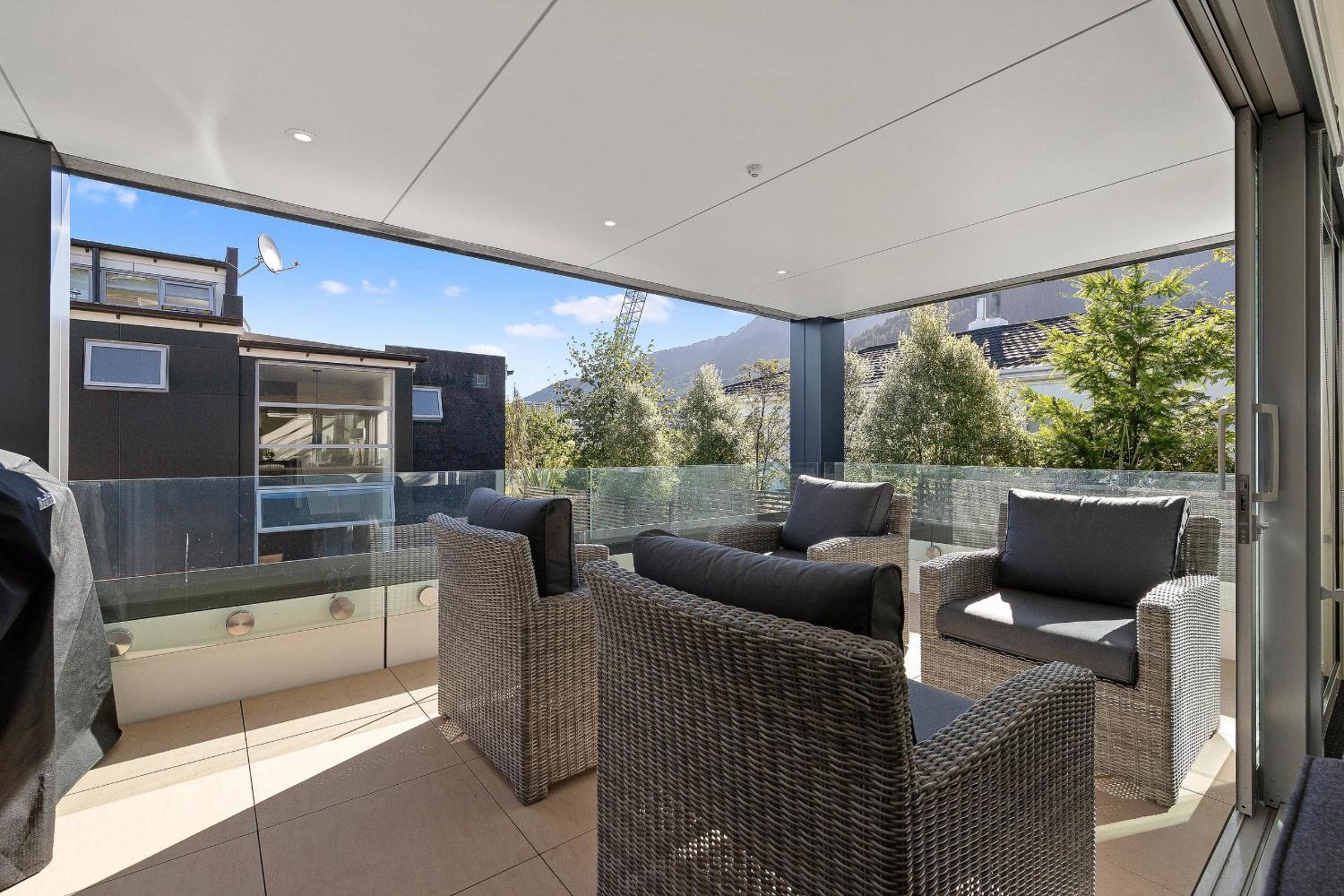 Queenstown Modern Apartment view 2