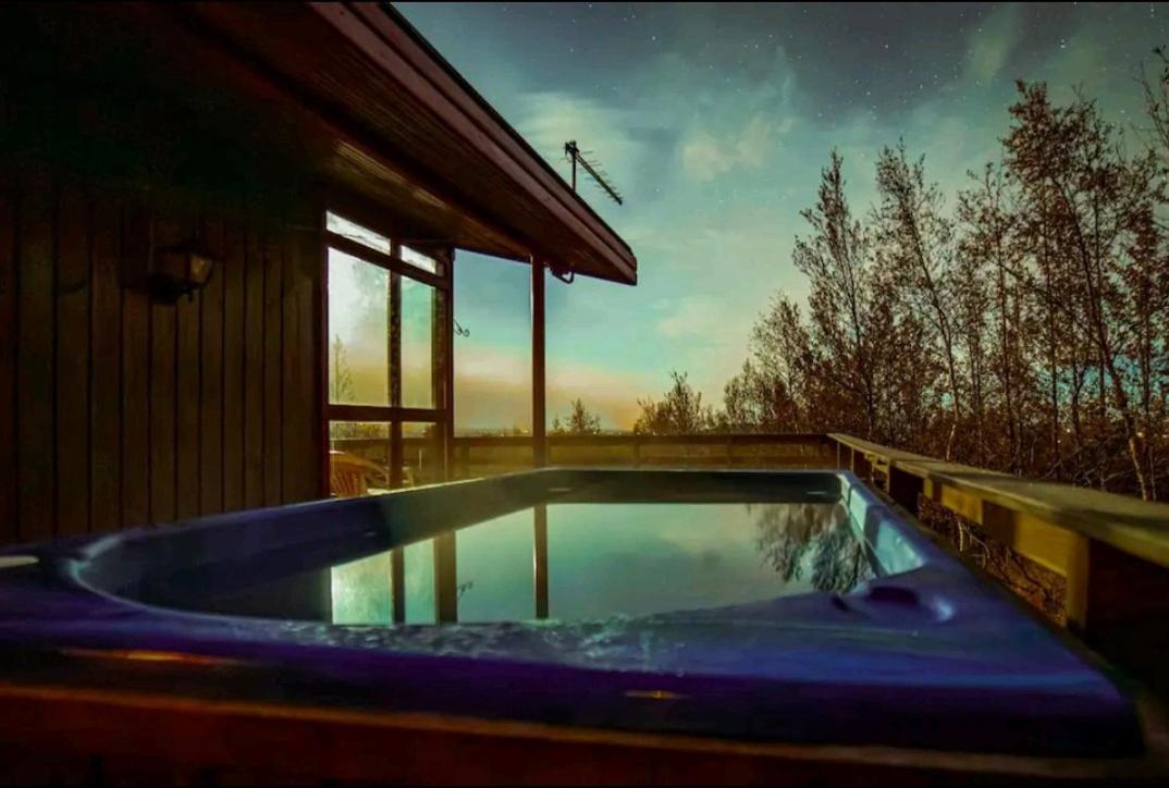 Selið Cottage Traditional with hot tub and lake view