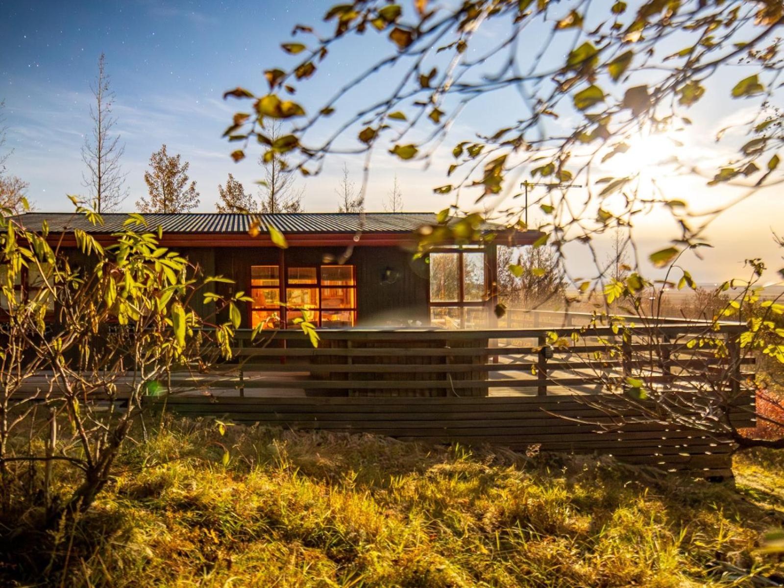 Selið Cottage Traditional with hot tub and lake view