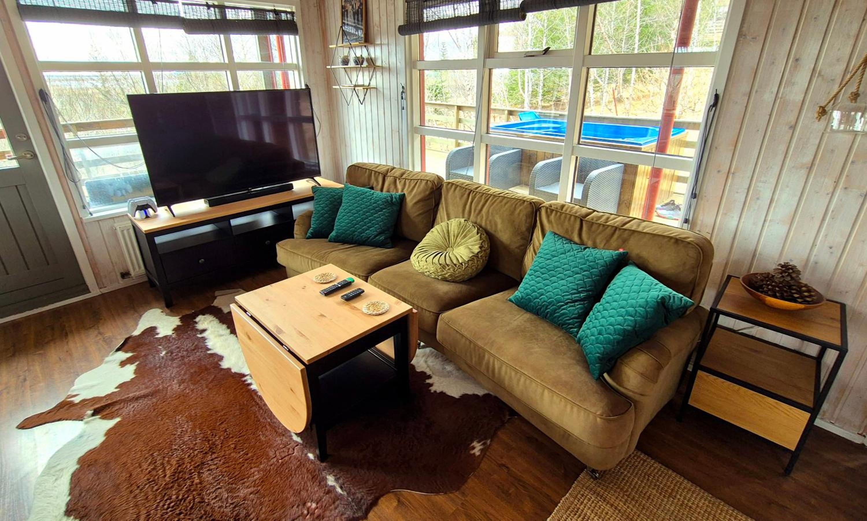 Selið Cottage Traditional with hot tub and lake view