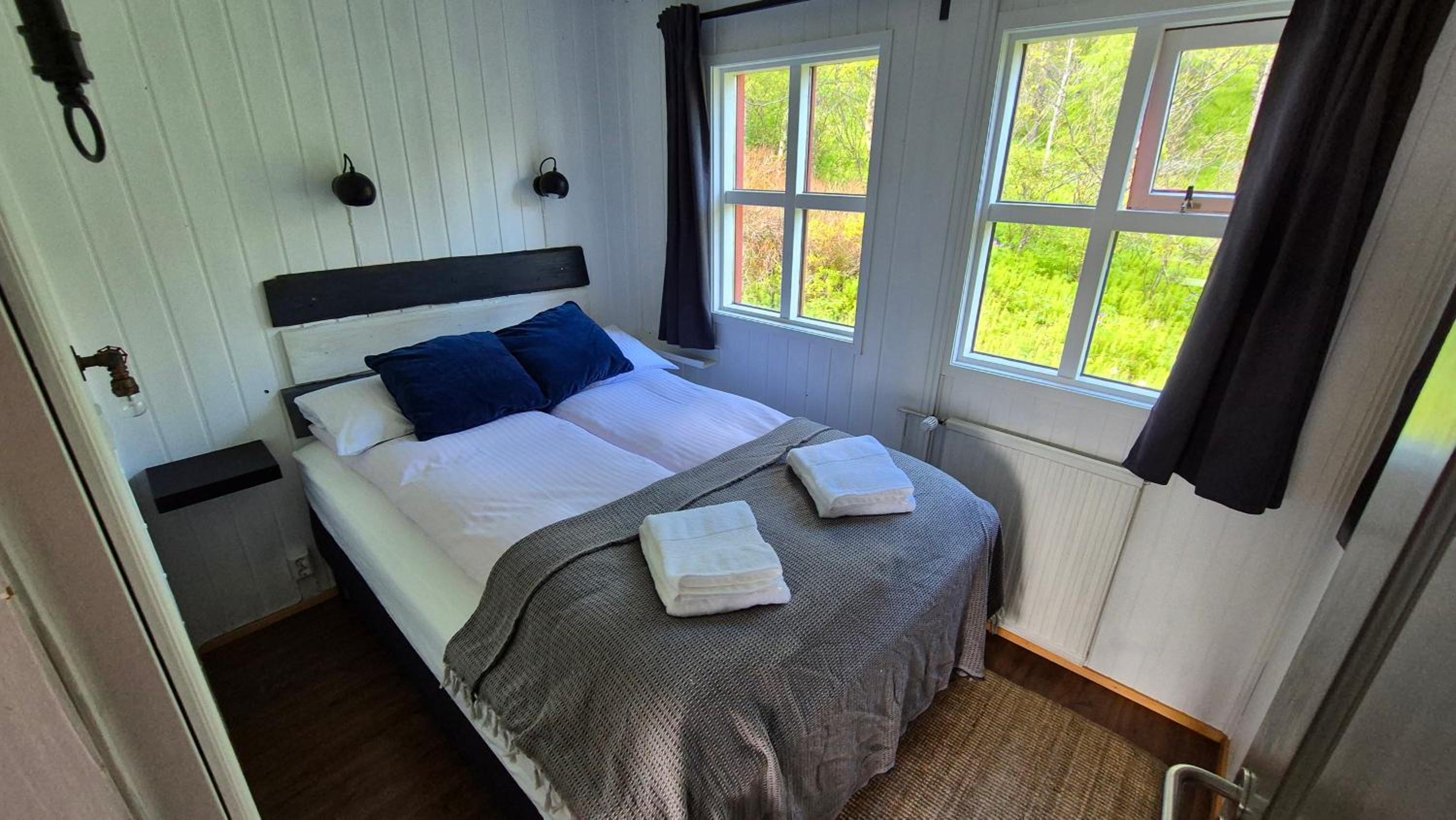 Selið Cottage Traditional with hot tub and lake view