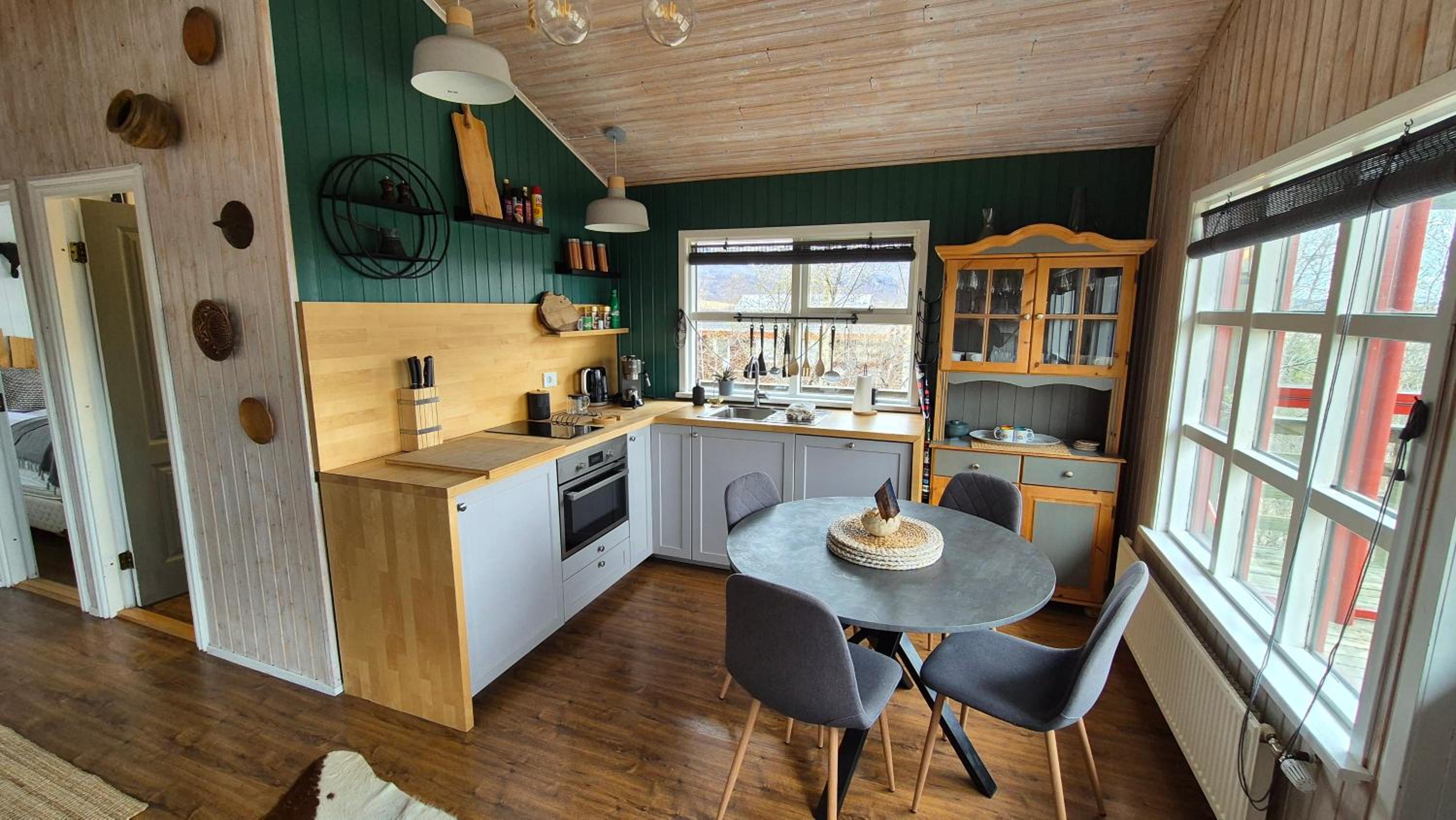 Selið Cottage Traditional with hot tub and lake view