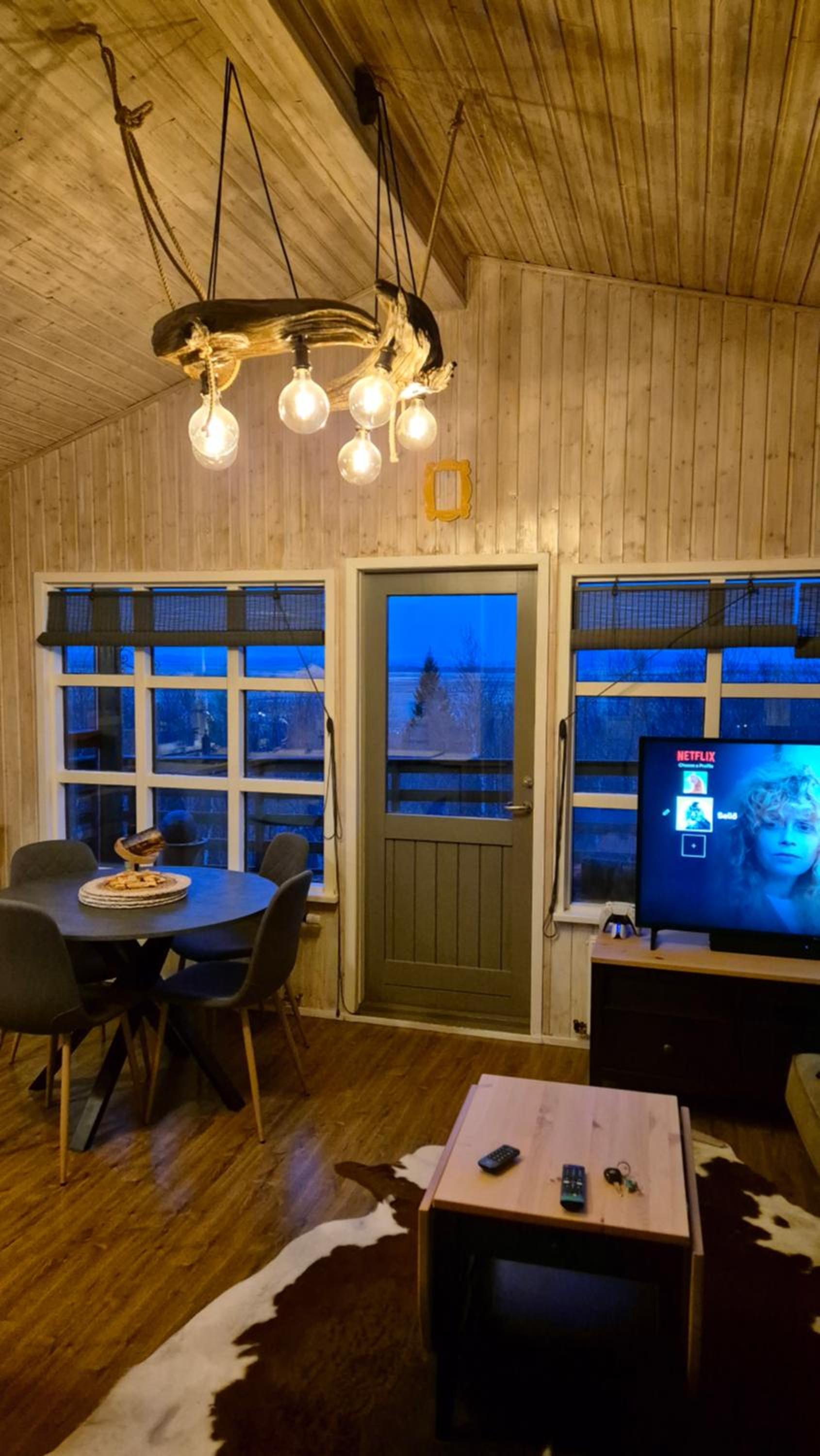 Selið Cottage Traditional with hot tub and lake view